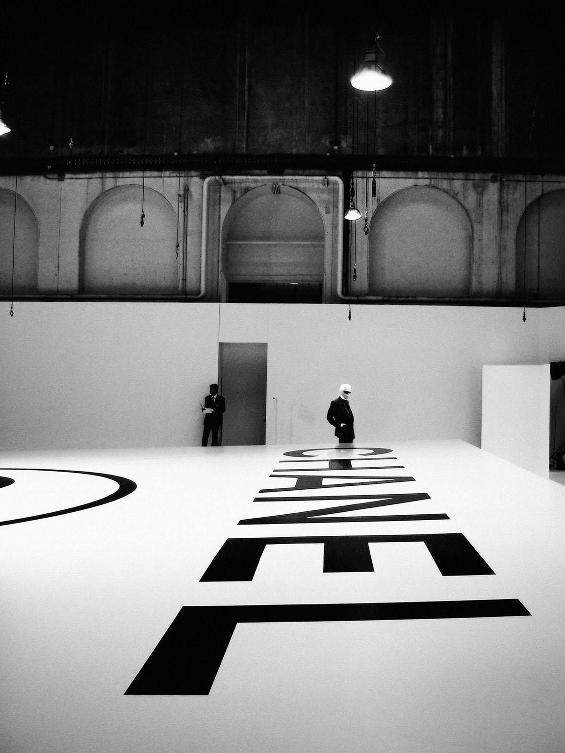 Karl Lagerfeld Above Chanel, Herbst/Winter 2006, Paris C-Print von Simon Procter – Photograph von SIMON PROCTER