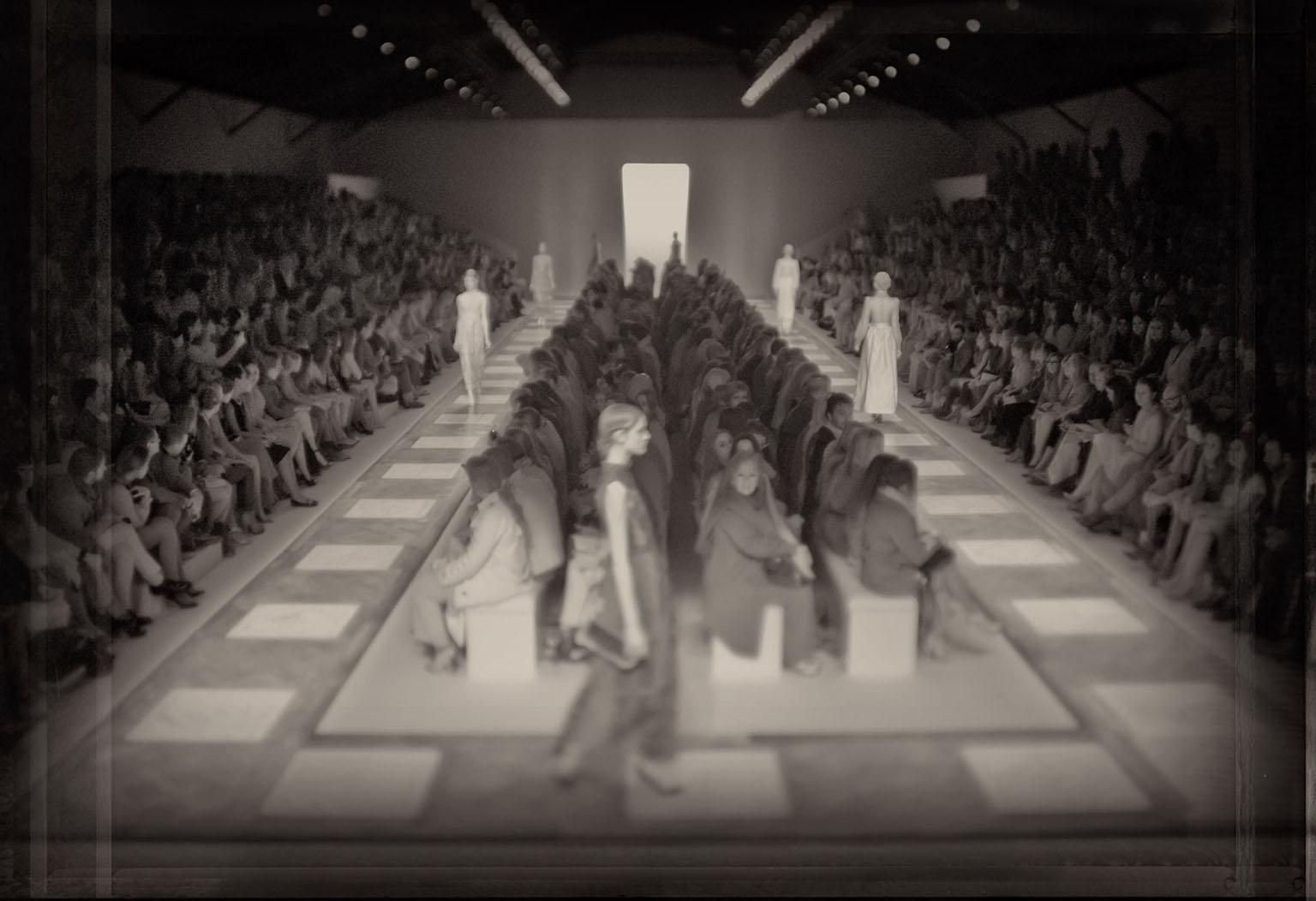 „Spirits of Valentino, Herbst/Winter 2012“, Tintenstrahl auf Leinwand von Simon Procter – Photograph von SIMON PROCTER