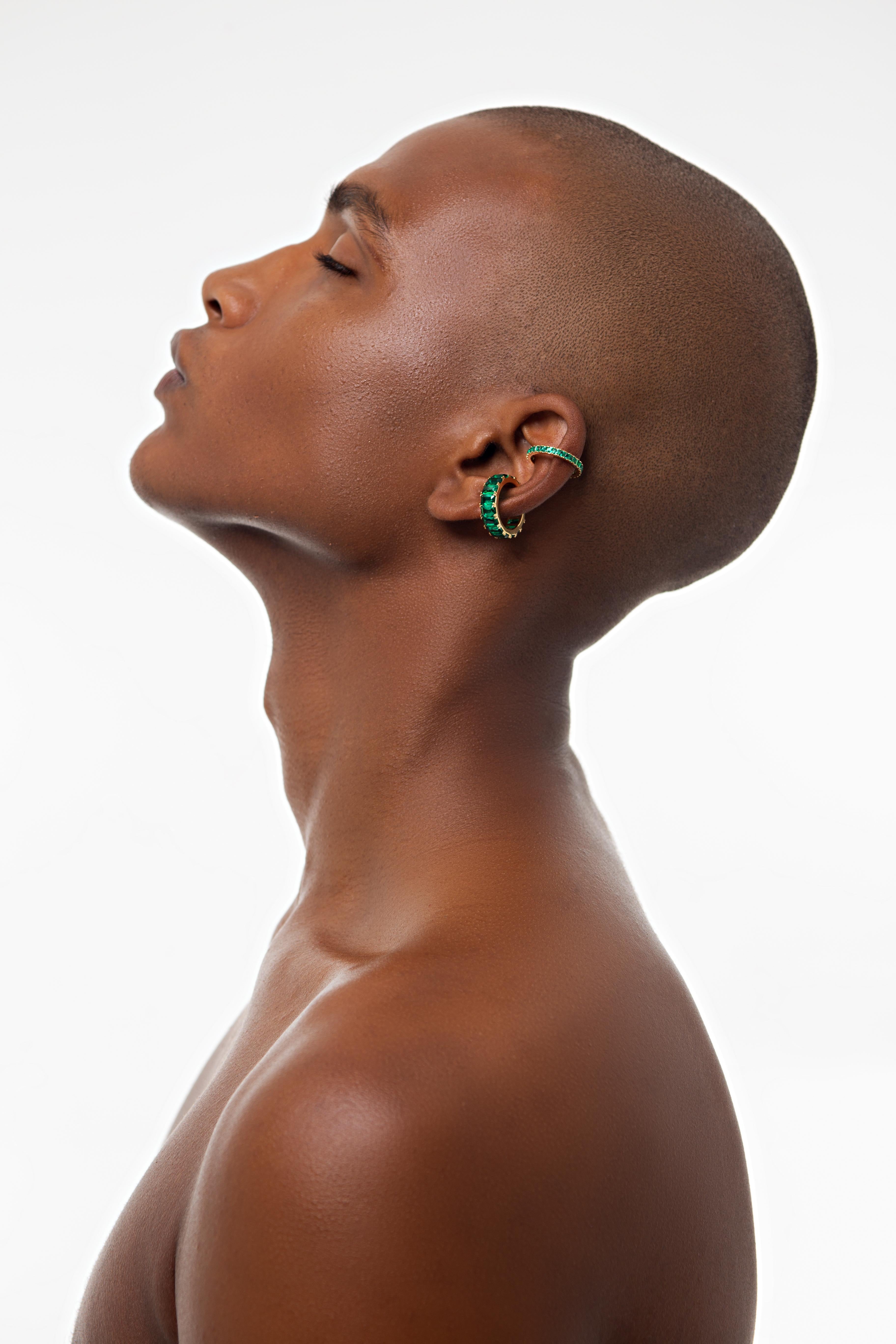 Simon S Phalanx Ring / Ear Cuff with Baguette Lab Emeralds, 18k Gold In New Condition For Sale In Genève, GE