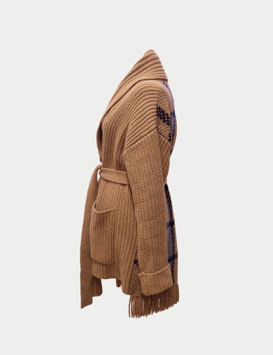 Simona Corsellini Kamelfarbener Strickcardigan in Übergröße mit Fransensaum

Hüllen Sie sich in kuschelige italienische Eleganz mit dieser übergroßen camelfarbenen Strickjacke von Simona Corsellini. Es ist aus einer weichen Wollmischung gefertigt