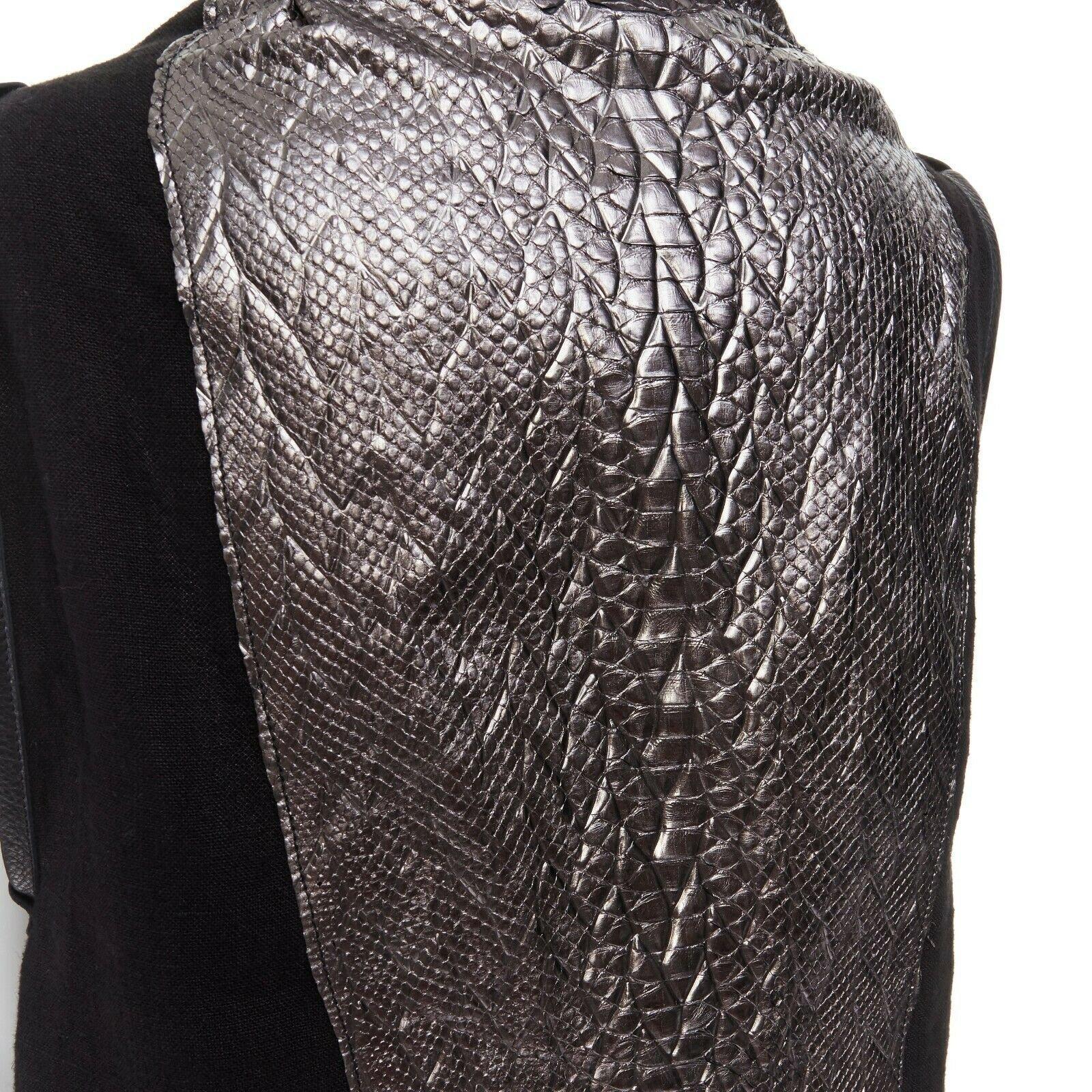 SIMONA TAGLIAFERRI gilet in lino drappeggiato in pelle pitonata nera argento M 
Riferimento: LNKO/A01091 
Marchio: Simona Tagliaferri 
Materiale: Lino 
Colore: nero 
Modello: Pelle di serpente 
Dettaglio extra: Esterno in lino nero. Bordo sfrangiato