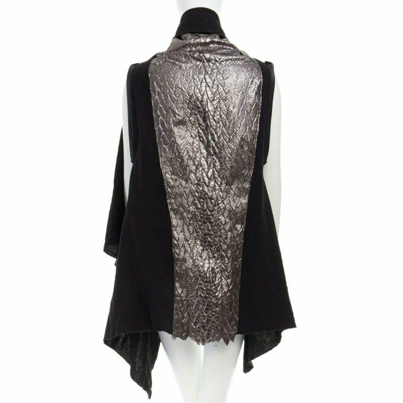 SIMONA TAGLIAFERRI black silver scaled leather back draped linen vest M
Reference: LNKO/A01091
Brand: Simona Tagliaferri
Material: Linen
Color: Black
Extra Details: Black linen outer. Raw cut frayed edge. Draped front. Black leather trimming