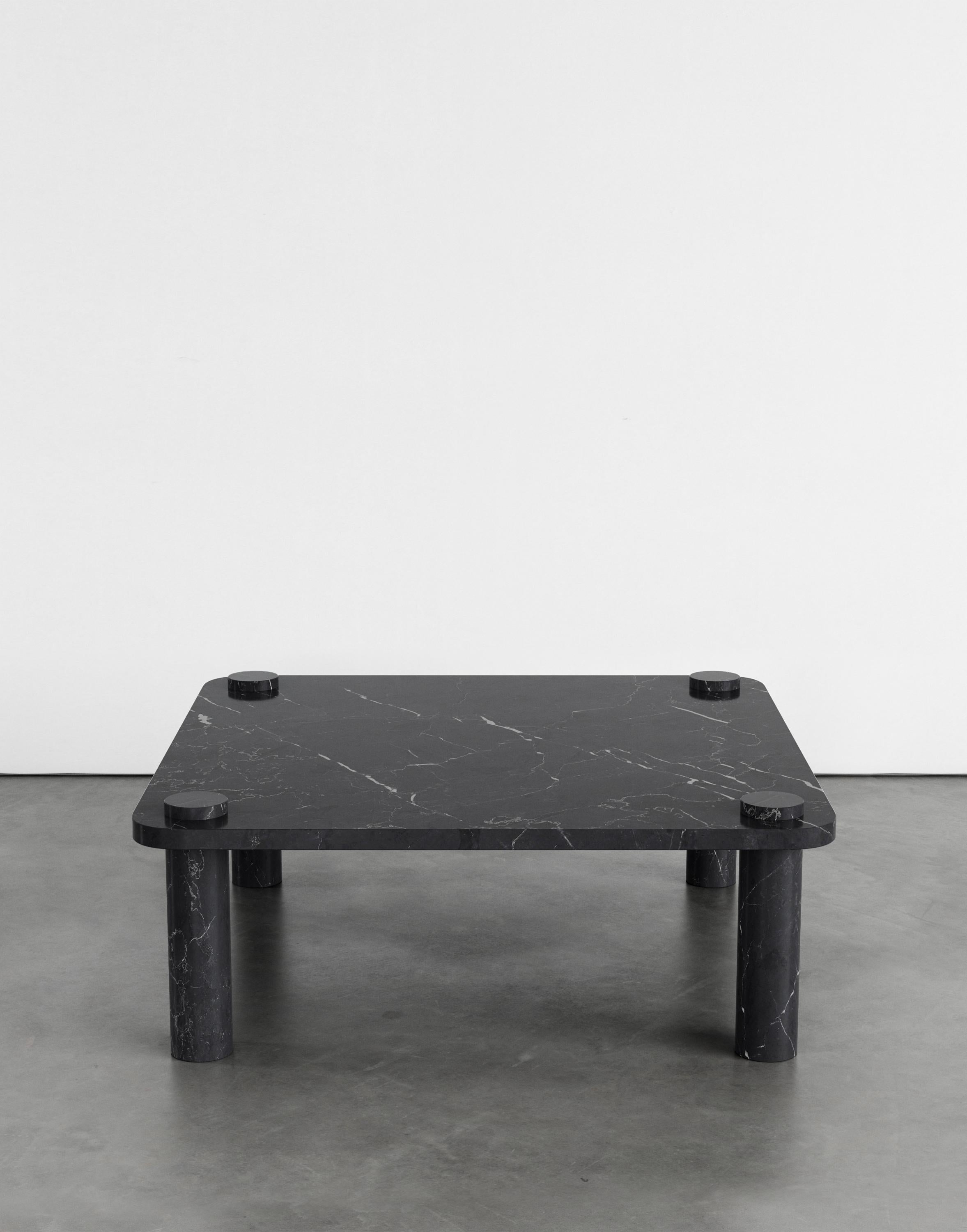Table basse Simone 100 d'Agglomerati.
Dimensions : D 100 x L 100 x H 36 cm.
Matériaux : Marquina noir. Disponible dans d'autres pierres. 

Agglomerati est un studio basé à Londres qui crée des meubles en pierre distinctifs. Fondé en 2019 par le