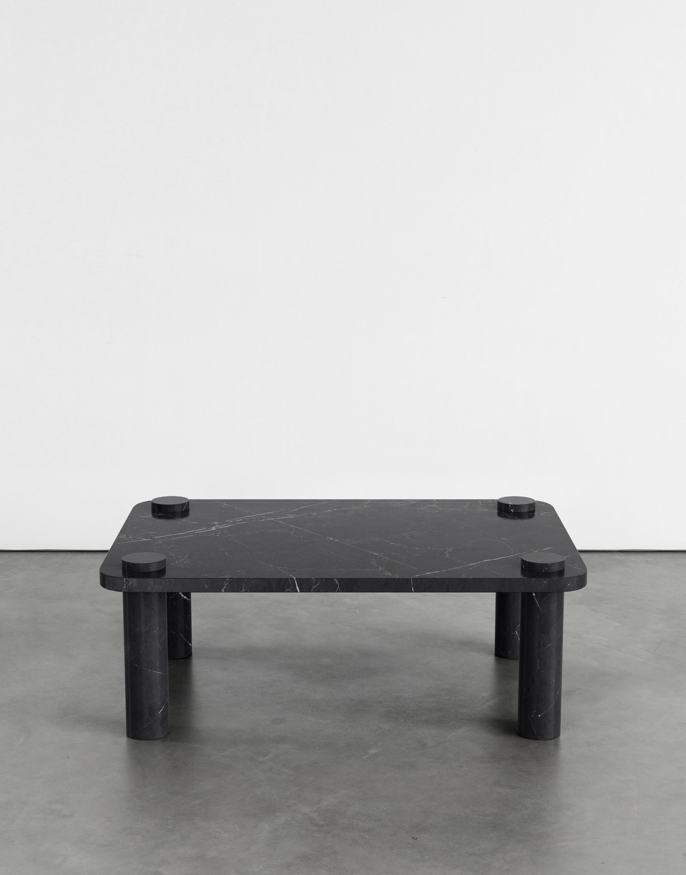Table basse Simone 107 par Agglomerati 
Dimensions : D 70 x L 100 x H 36 cm 
Matériaux : Marquina noir. Disponible dans d'autres pierres. 

Agglomerati est un studio basé à Londres qui crée des meubles en pierre distinctifs. Fondé en 2019 par le