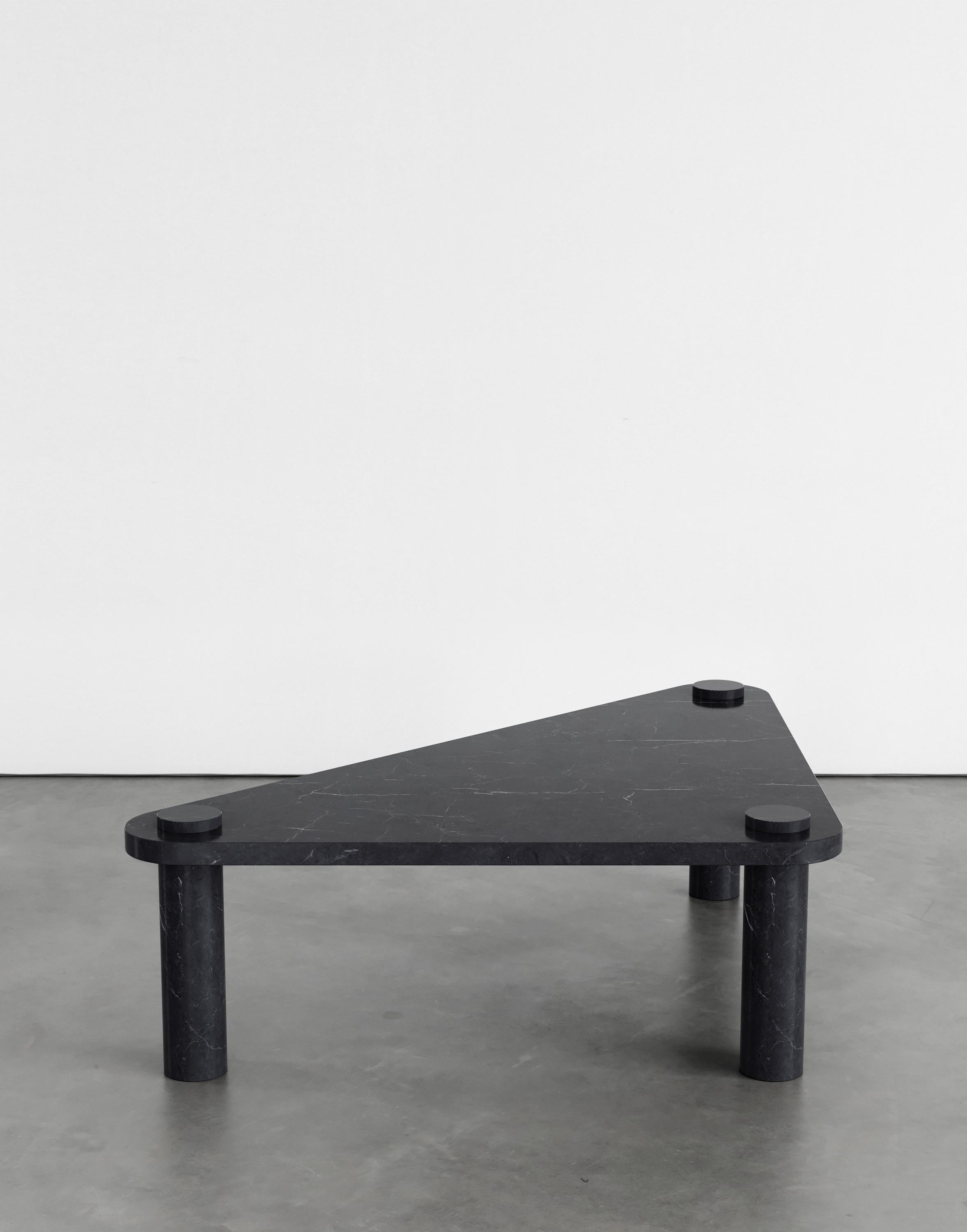 Table basse Simone 120 par Agglomerati 
Dimensions : D 100 x L 100 x H 36 cm 
Matériaux : Marquina noir. Disponible dans d'autres variétés de marbre.

Agglomerati est un studio basé à Londres qui collabore avec des artistes multidisciplinaires pour