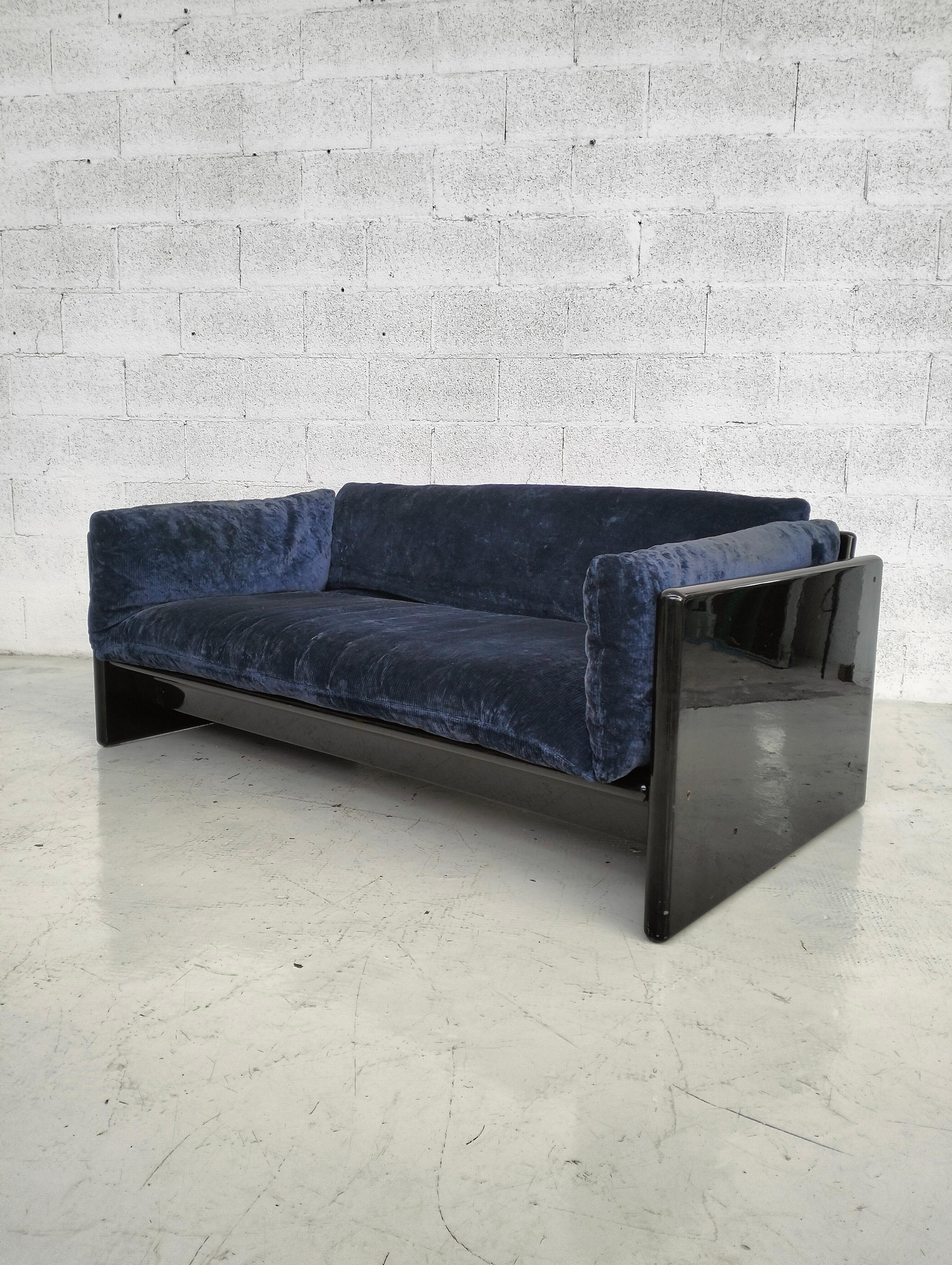 Simone black lacquered and blue velvet sofa by Dino Gavina for Simon 70s Moderno de mediados de siglo en venta