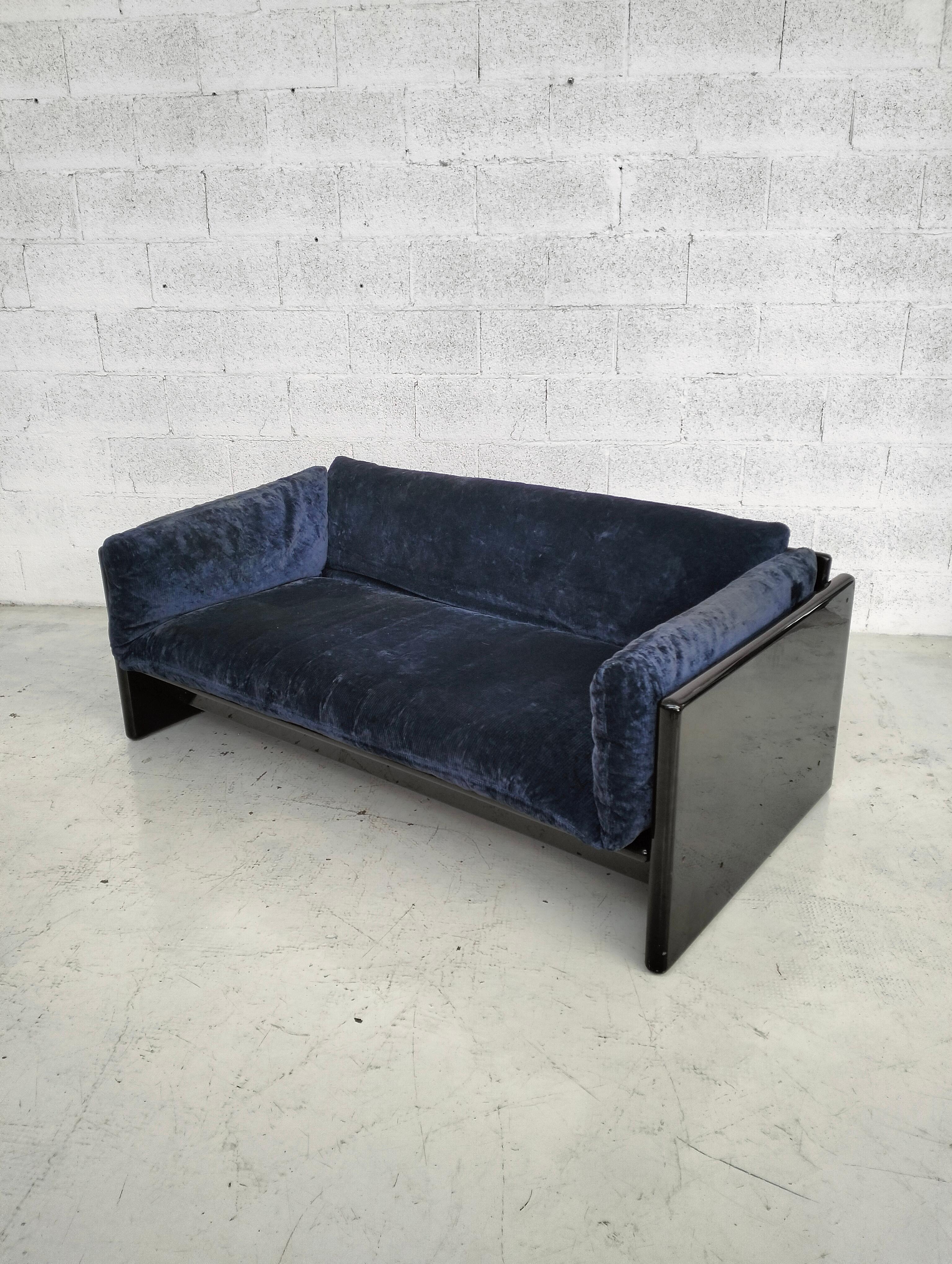 Simone black lacquered and blue velvet sofa by Dino Gavina for Simon 70s Italiano en venta