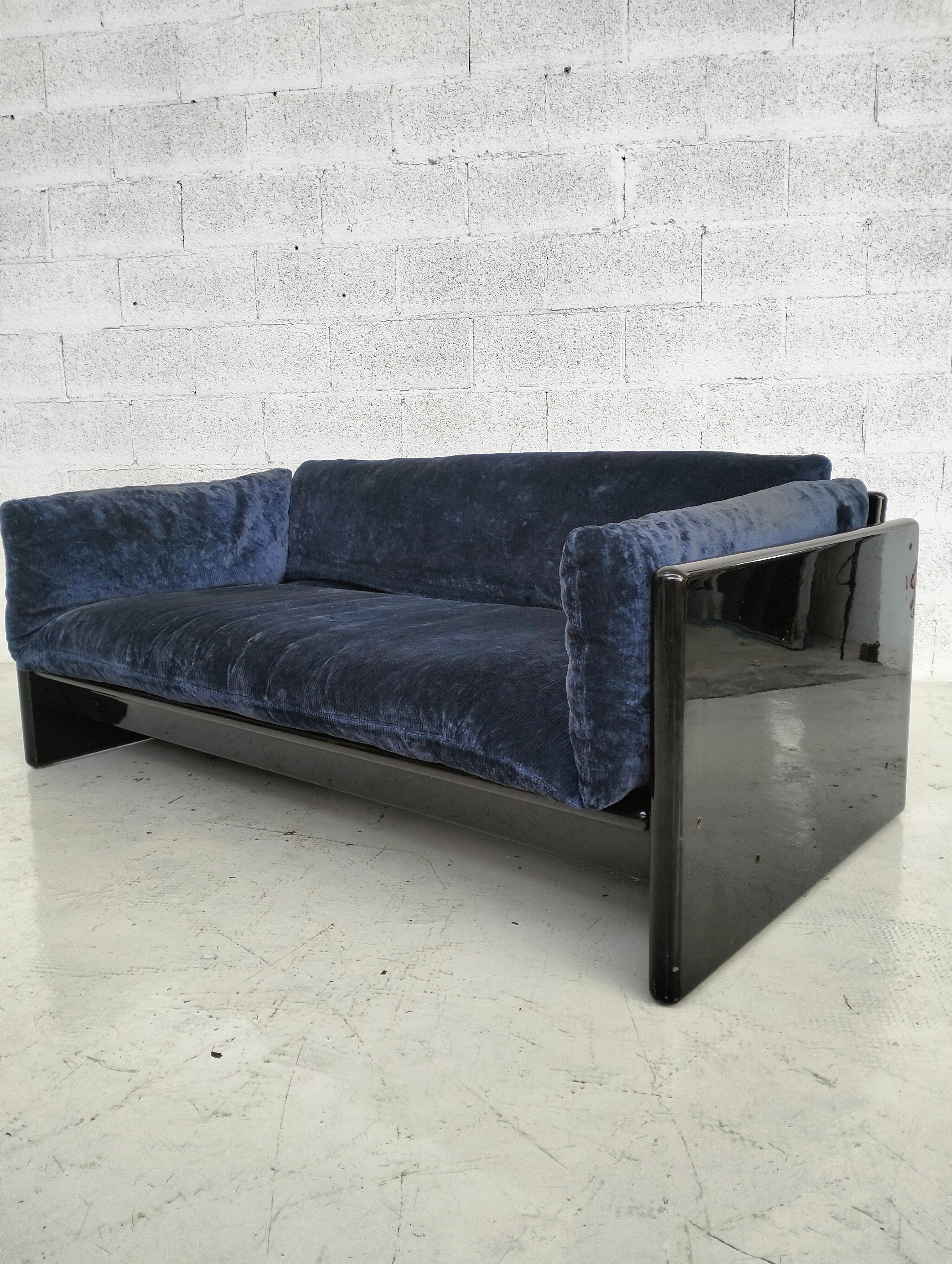 Simone black lacquered and blue velvet sofa by Dino Gavina for Simon 70s Lacado en venta