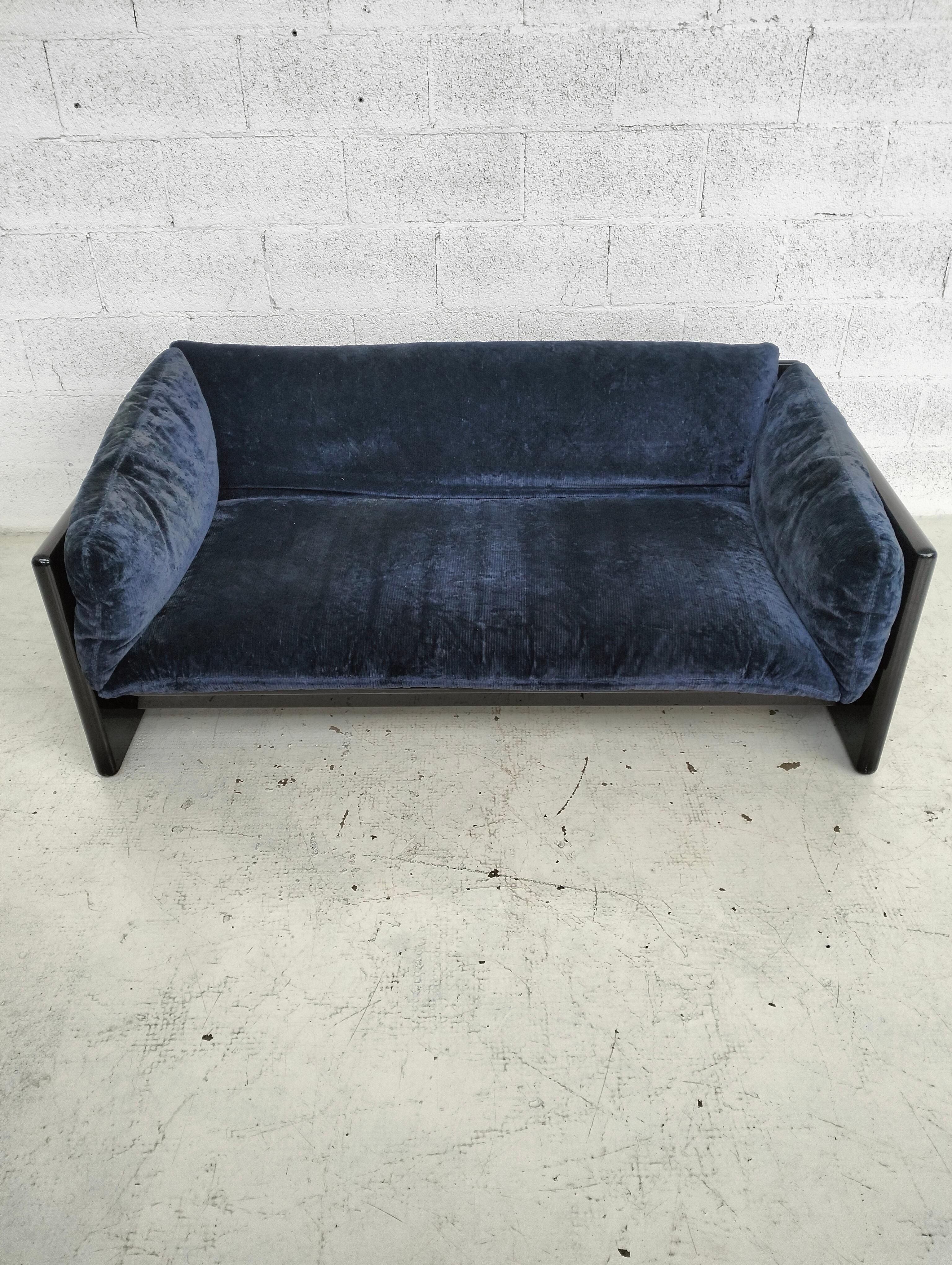 Simone black lacquered and blue velvet sofa by Dino Gavina for Simon 70s finales del siglo XX en venta