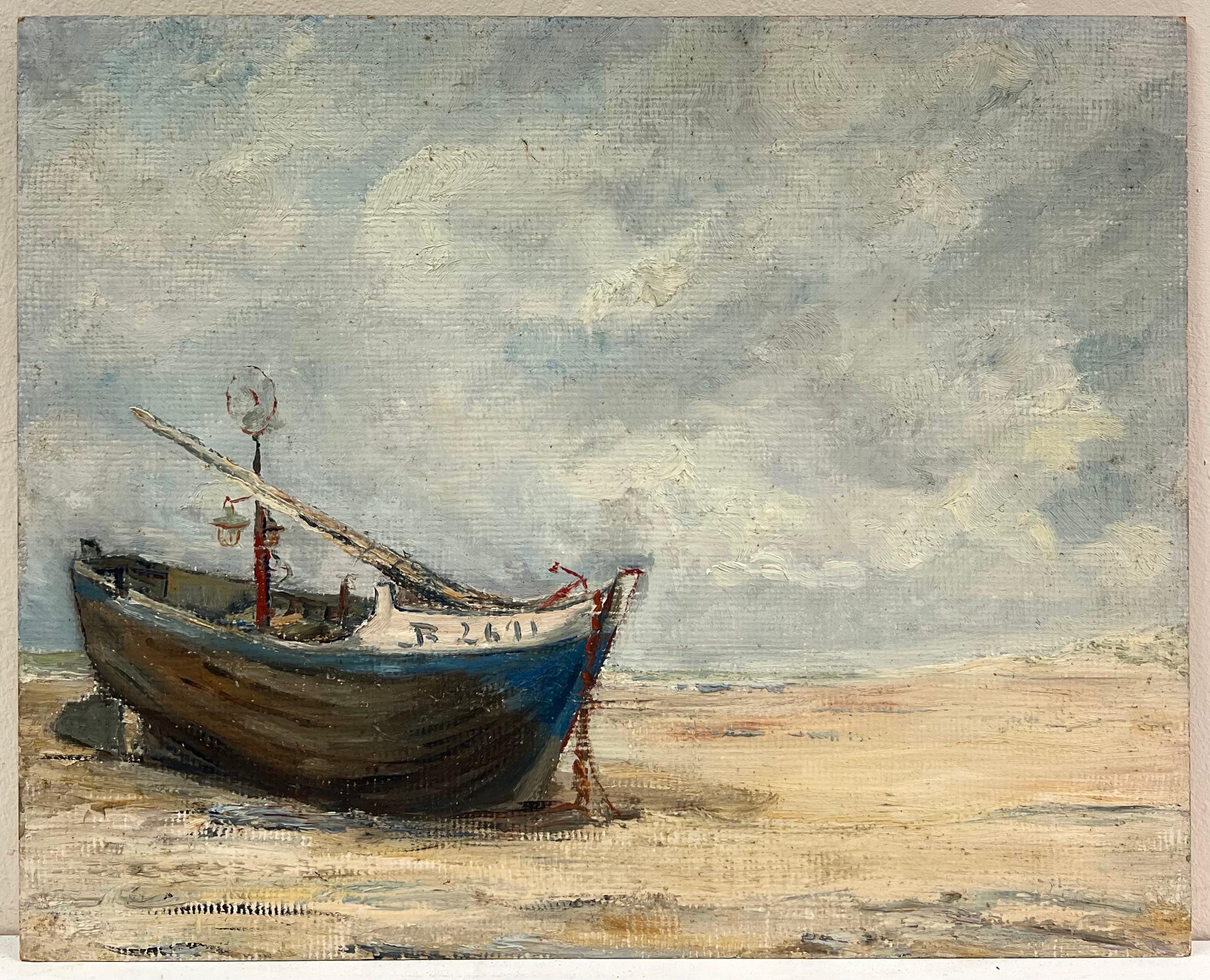 1930's French Impressionist Gestrandetes blaues Fischerboot unter bewölktem Himmel – Painting von Simone Forge