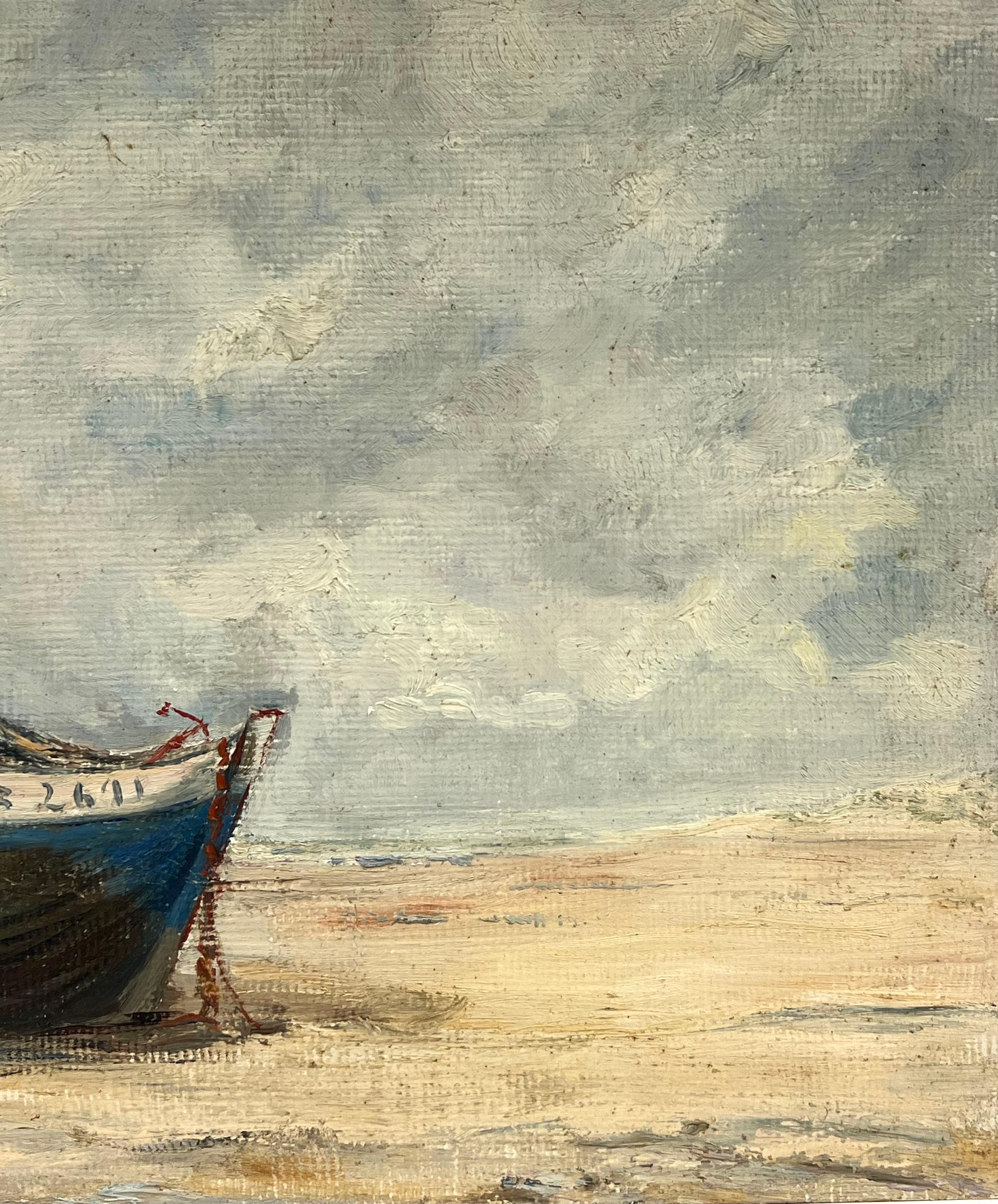 1930's French Impressionist Gestrandetes blaues Fischerboot unter bewölktem Himmel (Braun), Landscape Painting, von Simone Forge