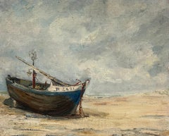 Impresionista francés de 1930 Barco de pesca azul varado bajo cielo nublado