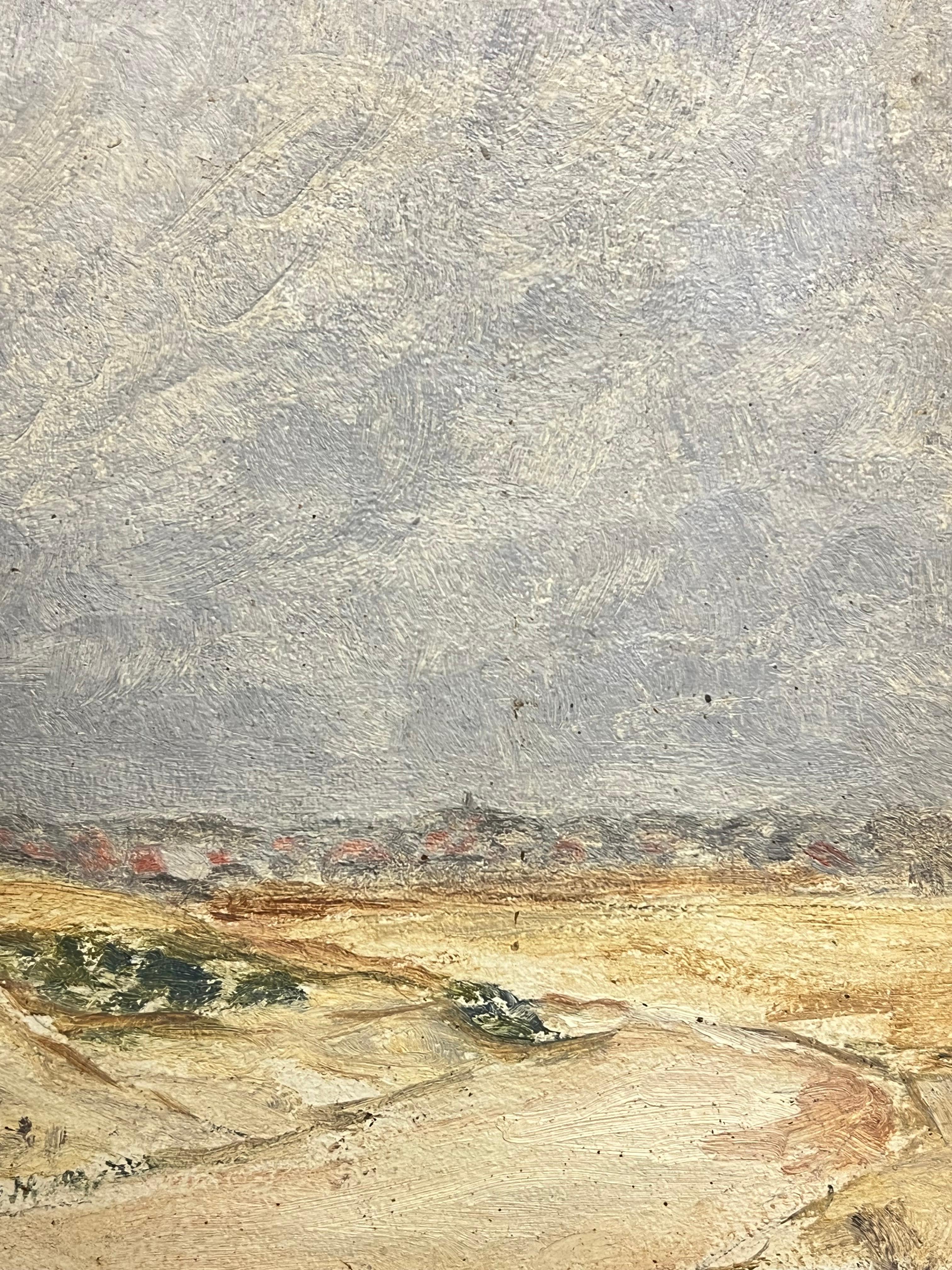 Dunas costeras impresionistas francesas de 1930 con horizonte de pueblo lejano bajo el cielo - Painting Impresionista de Simone Forge