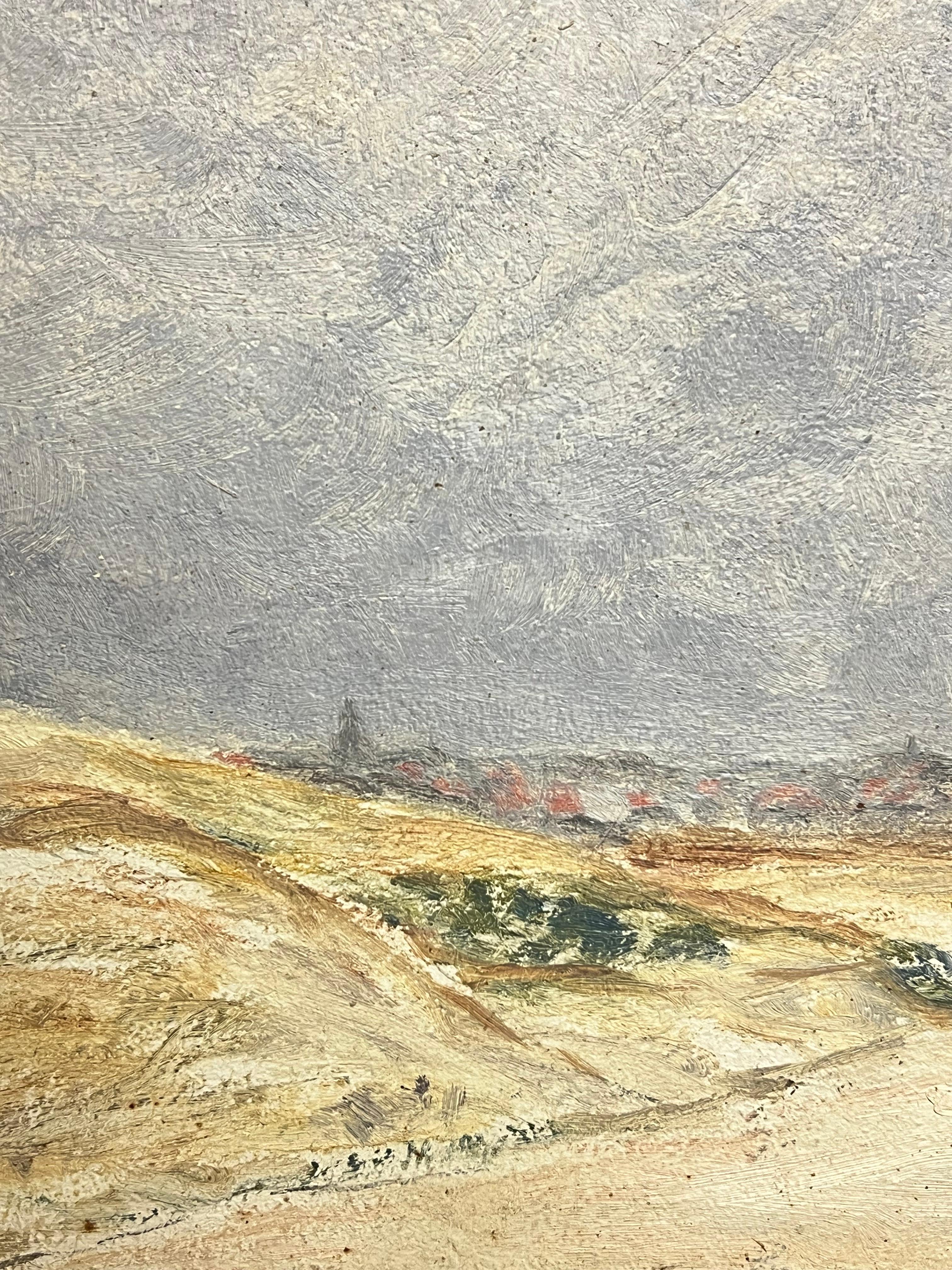 Dunas costeras impresionistas francesas de 1930 con horizonte de pueblo lejano bajo el cielo - Landscape Painting Beige de Simone Forge