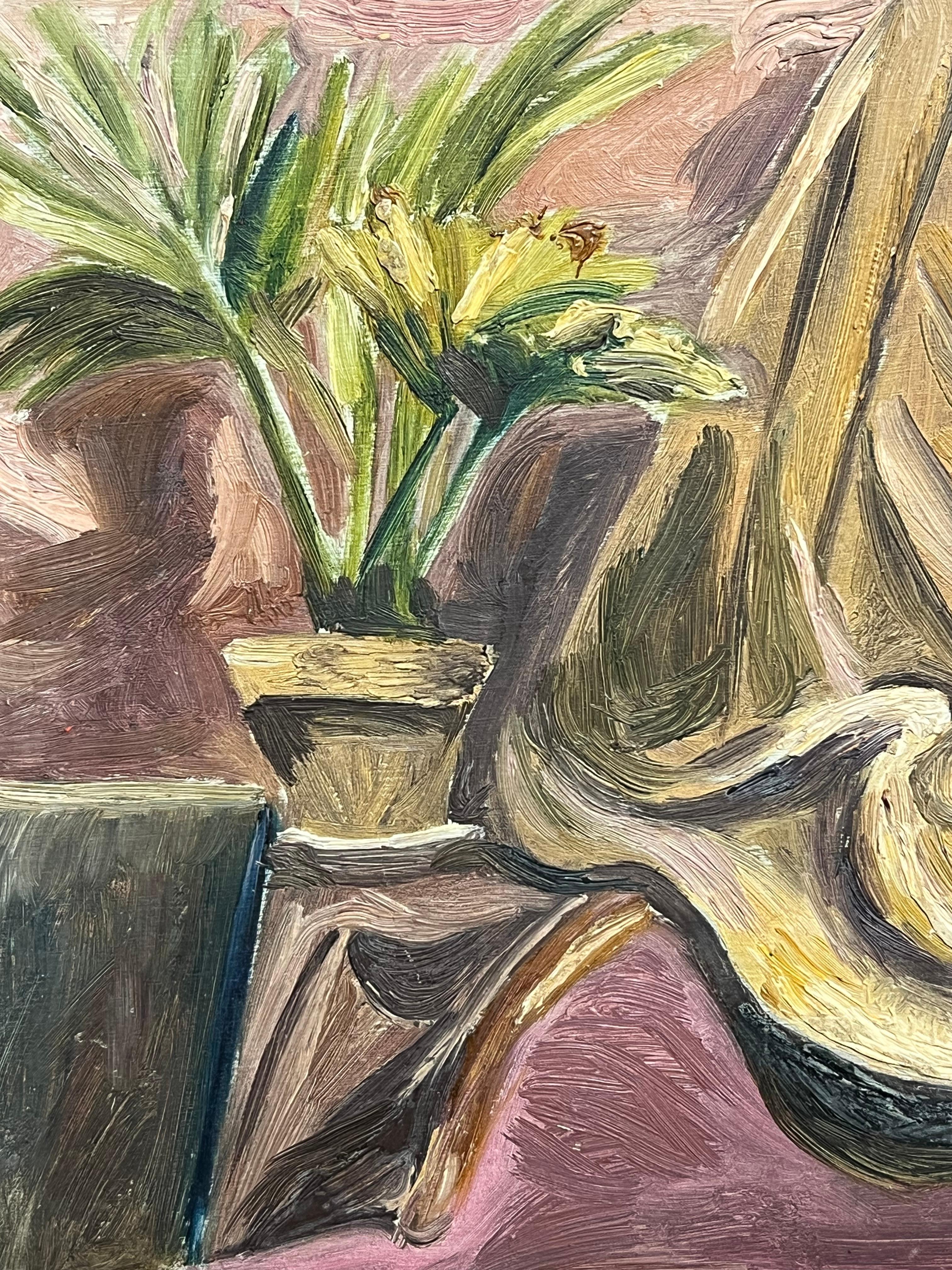 Interieur-Stillleben aus den 1930er Jahren mit Topfpflanze und drapiertem Stoff auf verziertem Stuhl – Painting von Simone Forge