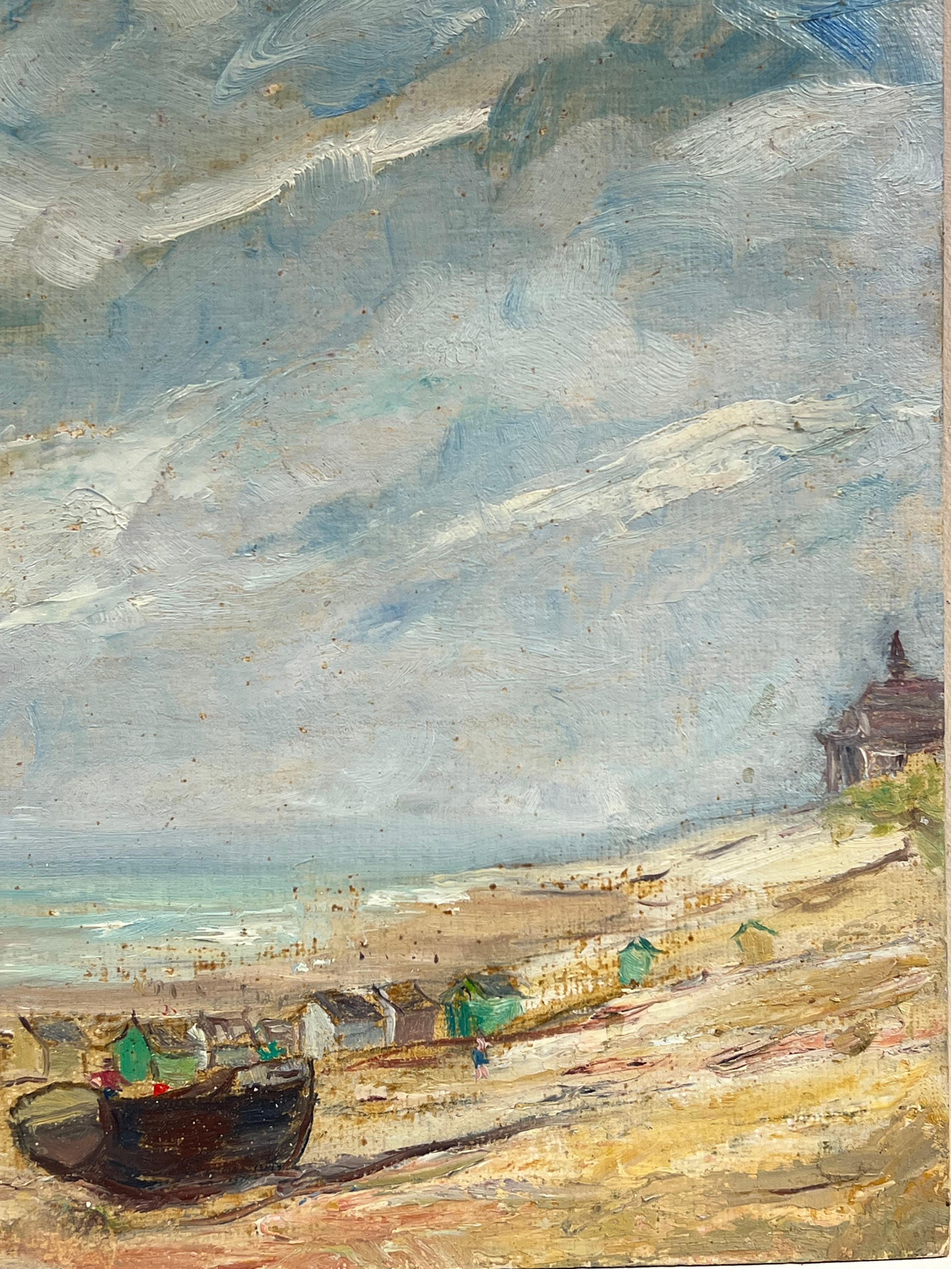 Französischer Impressionismus der 1950er Jahre Küstenlandschaft mit gestrandeten Booten und dunstigem Himmel (Grau), Landscape Painting, von Simone Forge