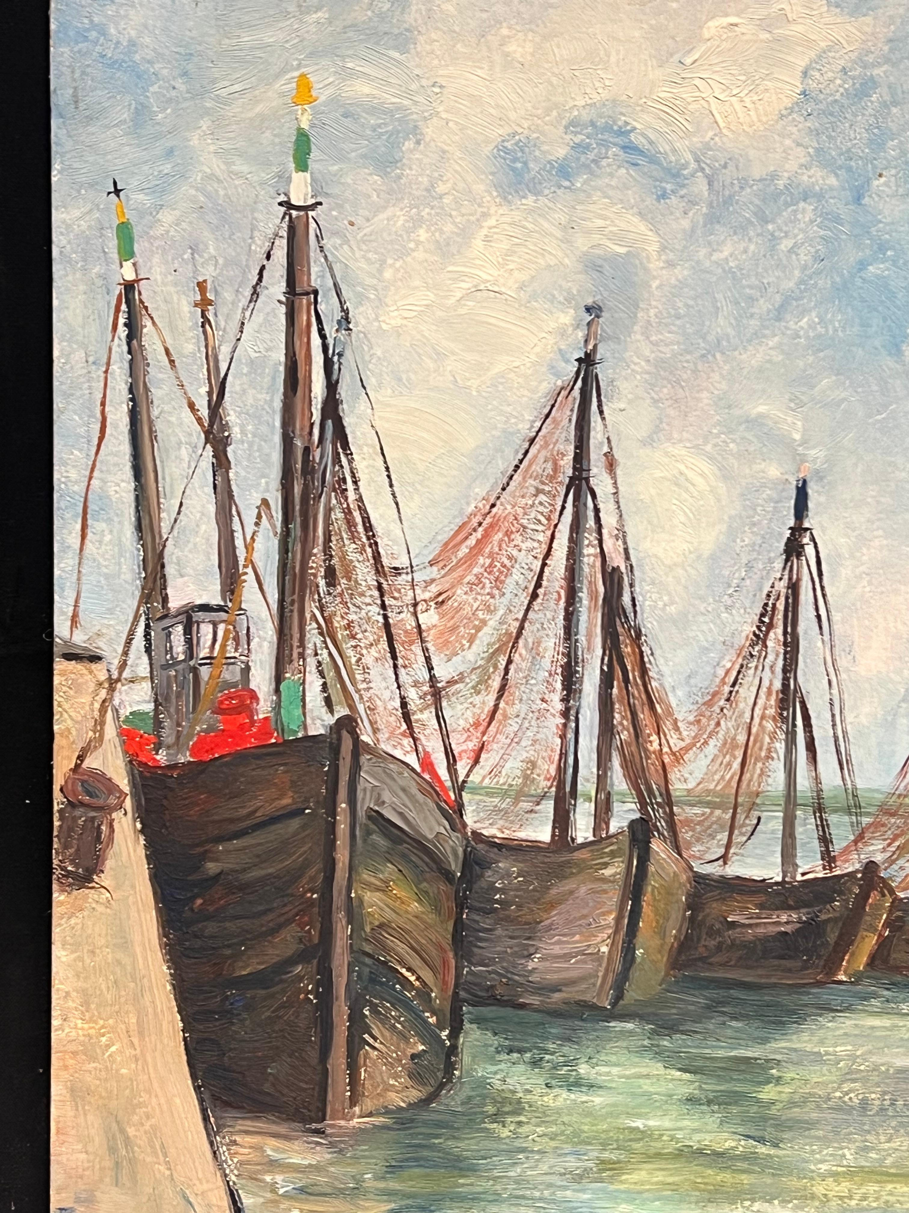 Barcos de pesca impresionistas franceses de los años 50 Atracados en el estuario del puerto - Landscape Painting Beige de Simone Forge