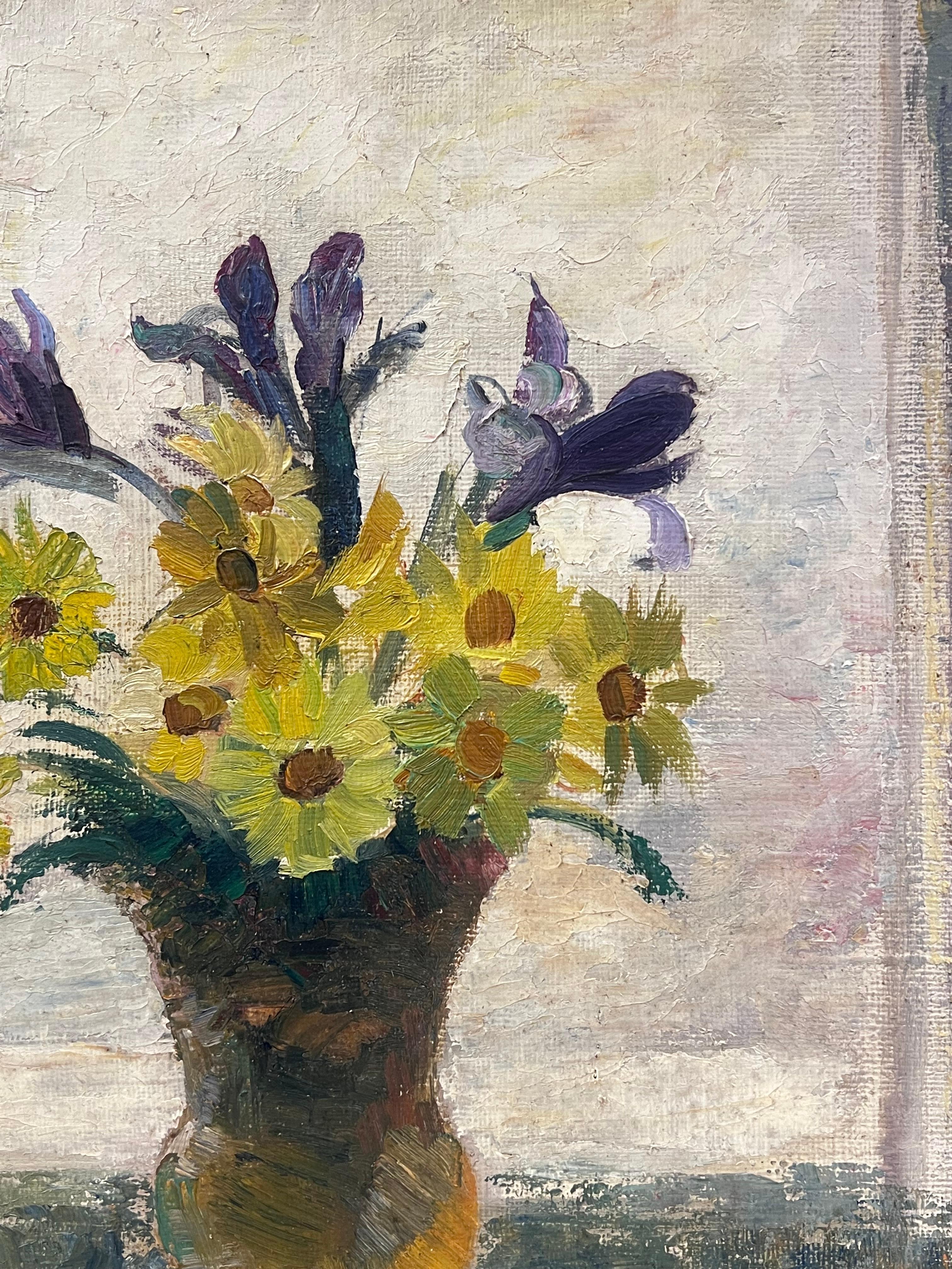 Nature morte lumineuse avec marguerites jaunes et iris violets dans un vase en verre - Impressionnisme Painting par Simone Forge