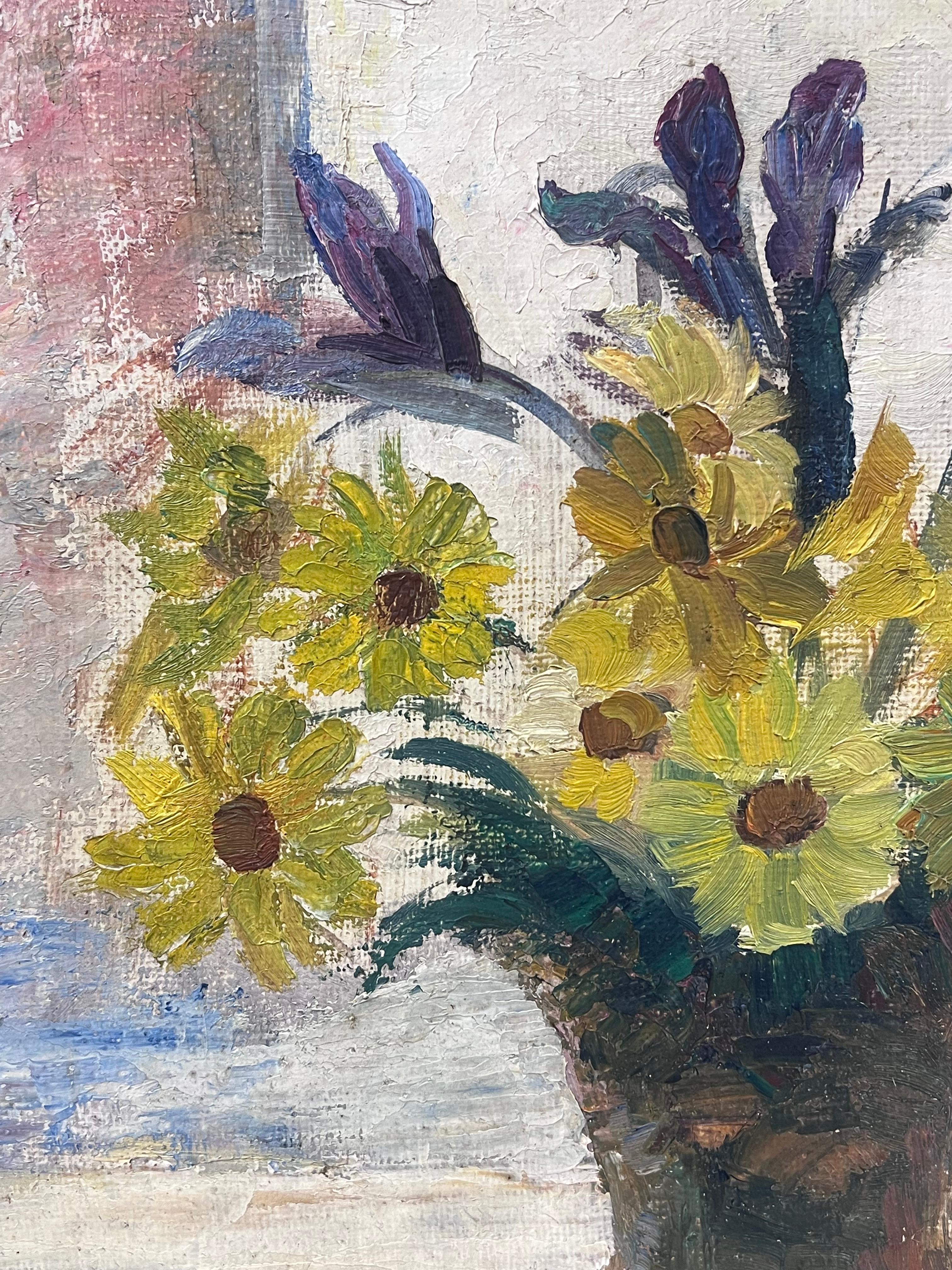 Nature morte lumineuse avec marguerites jaunes et iris violets dans un vase en verre - Marron Still-Life Painting par Simone Forge