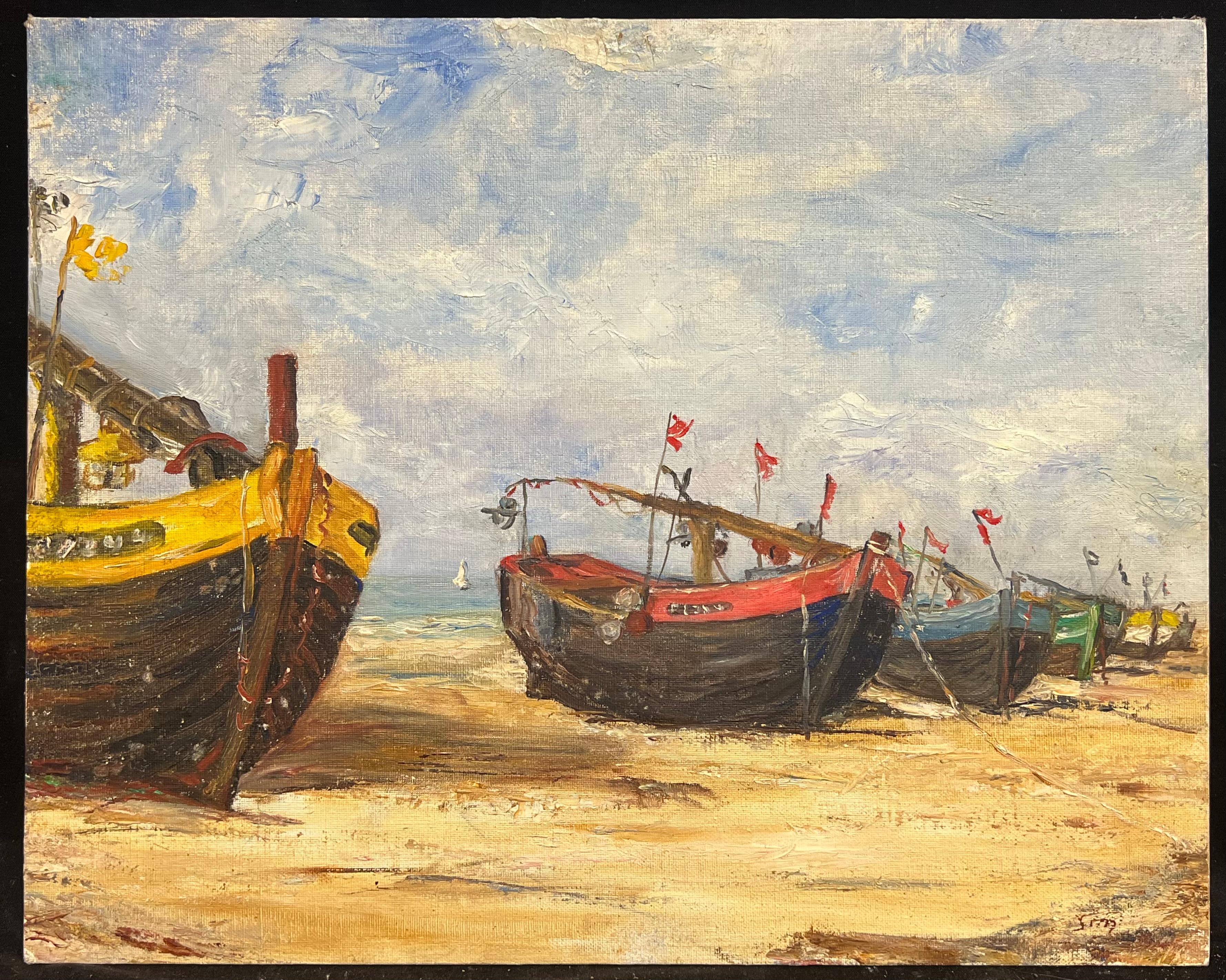 Barche da pesca colorate su una spiaggia sabbiosa sotto un cielo nuvoloso 1930 francese - Painting di Simone Forge