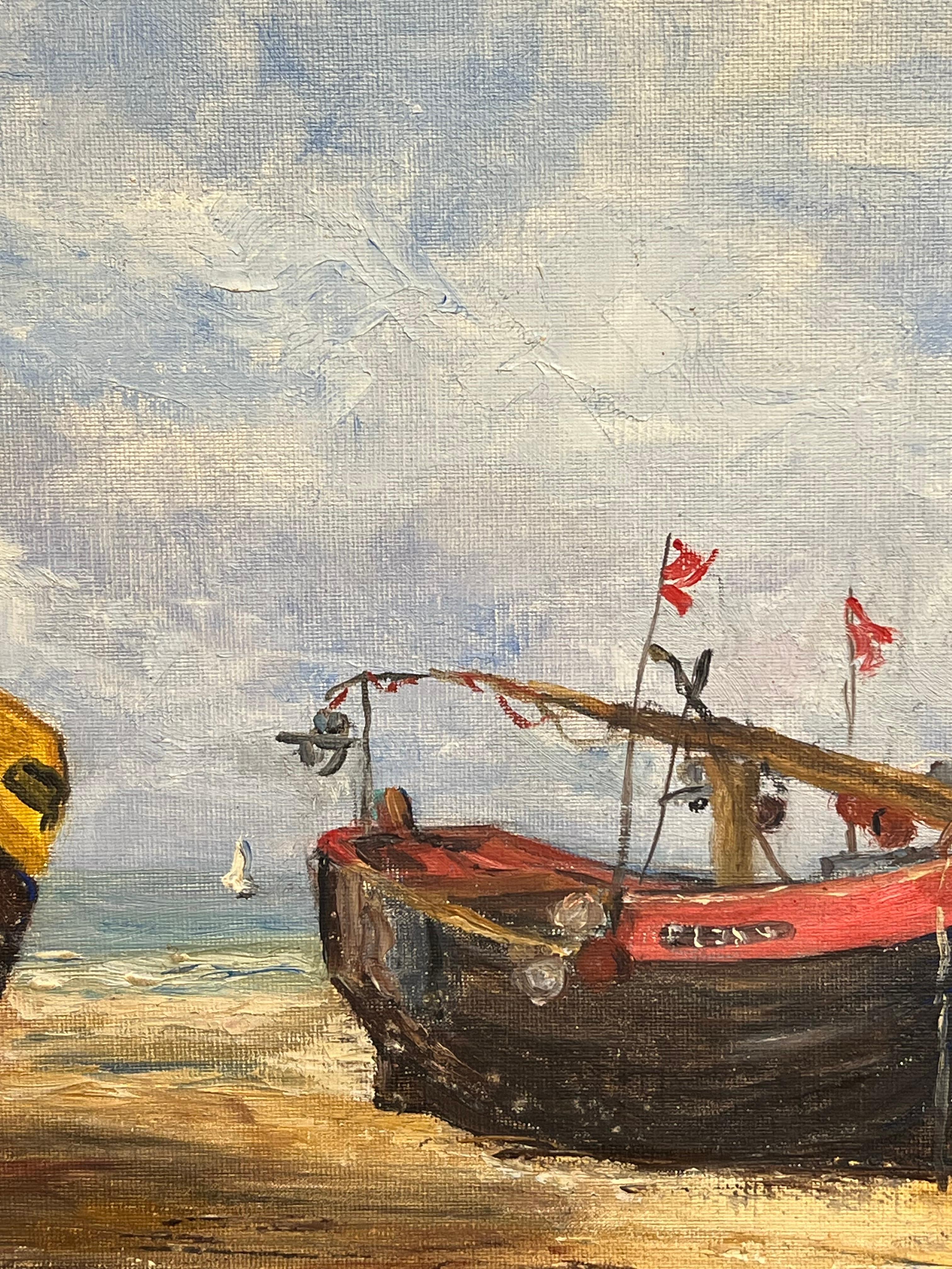 Barche da pesca colorate su una spiaggia sabbiosa sotto un cielo nuvoloso 1930 francese - Landscape Painting Beige di Simone Forge