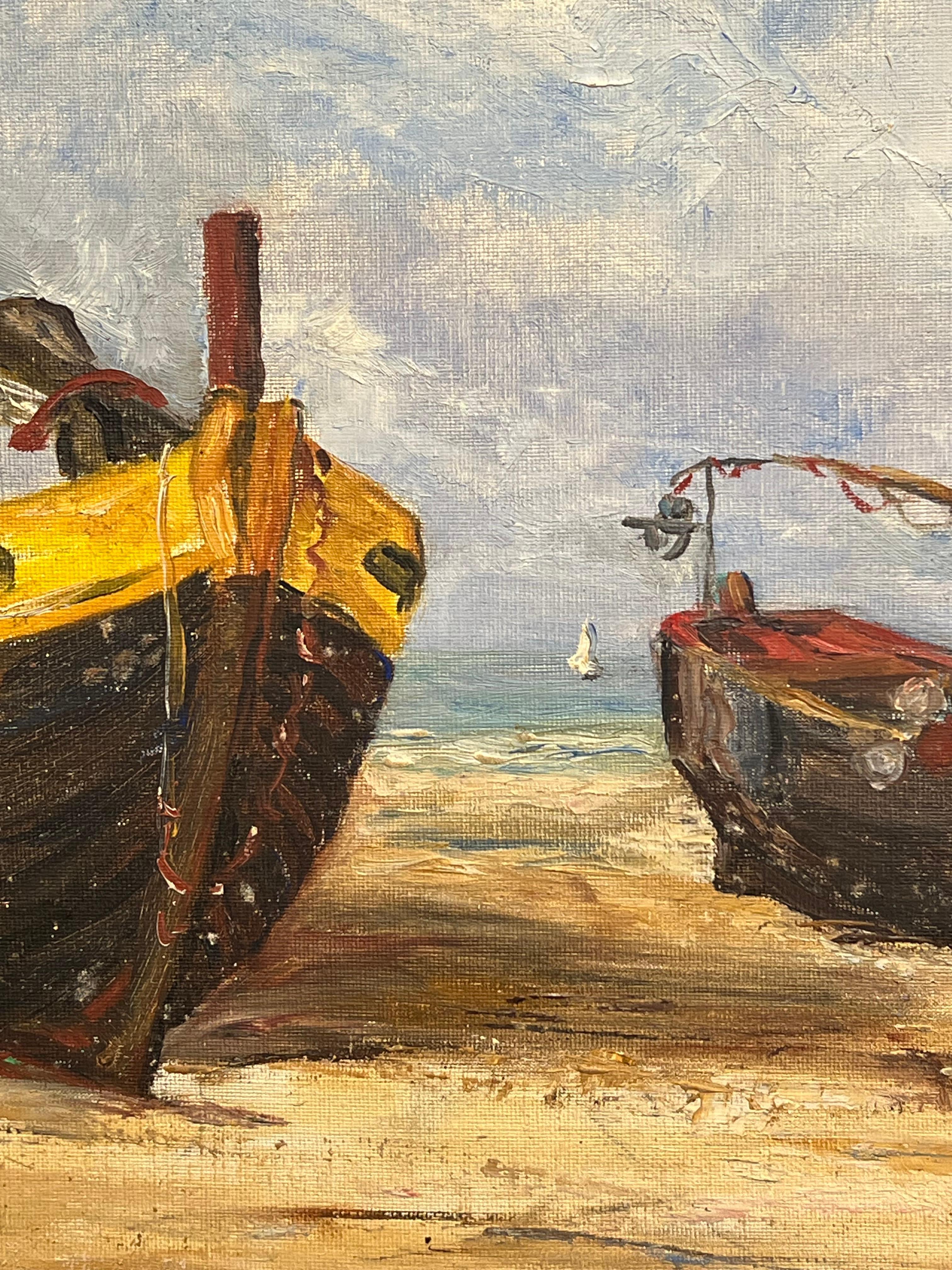 Barche da pesca colorate su una spiaggia sabbiosa sotto un cielo nuvoloso 1930 francese in vendita 1