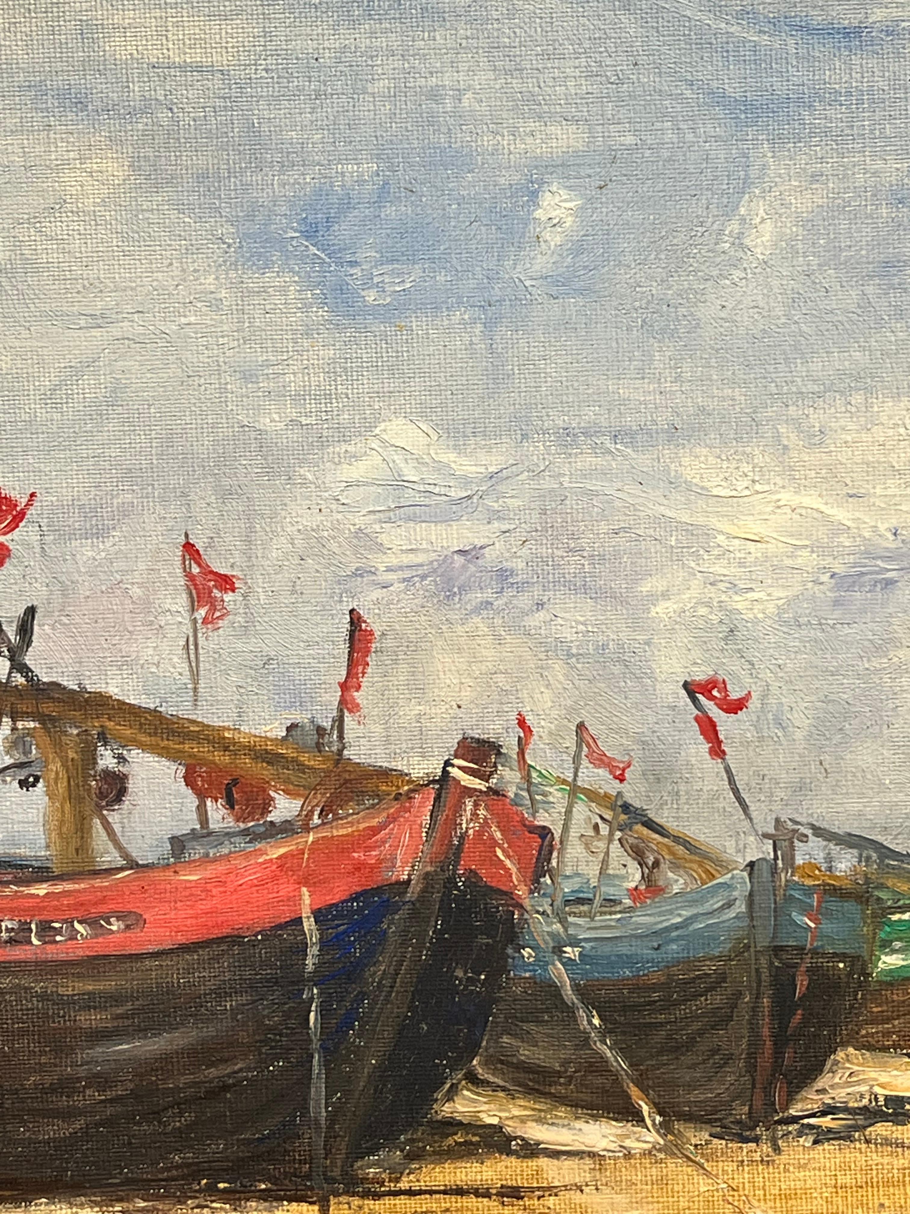 Barche da pesca colorate su una spiaggia sabbiosa sotto un cielo nuvoloso 1930 francese in vendita 3