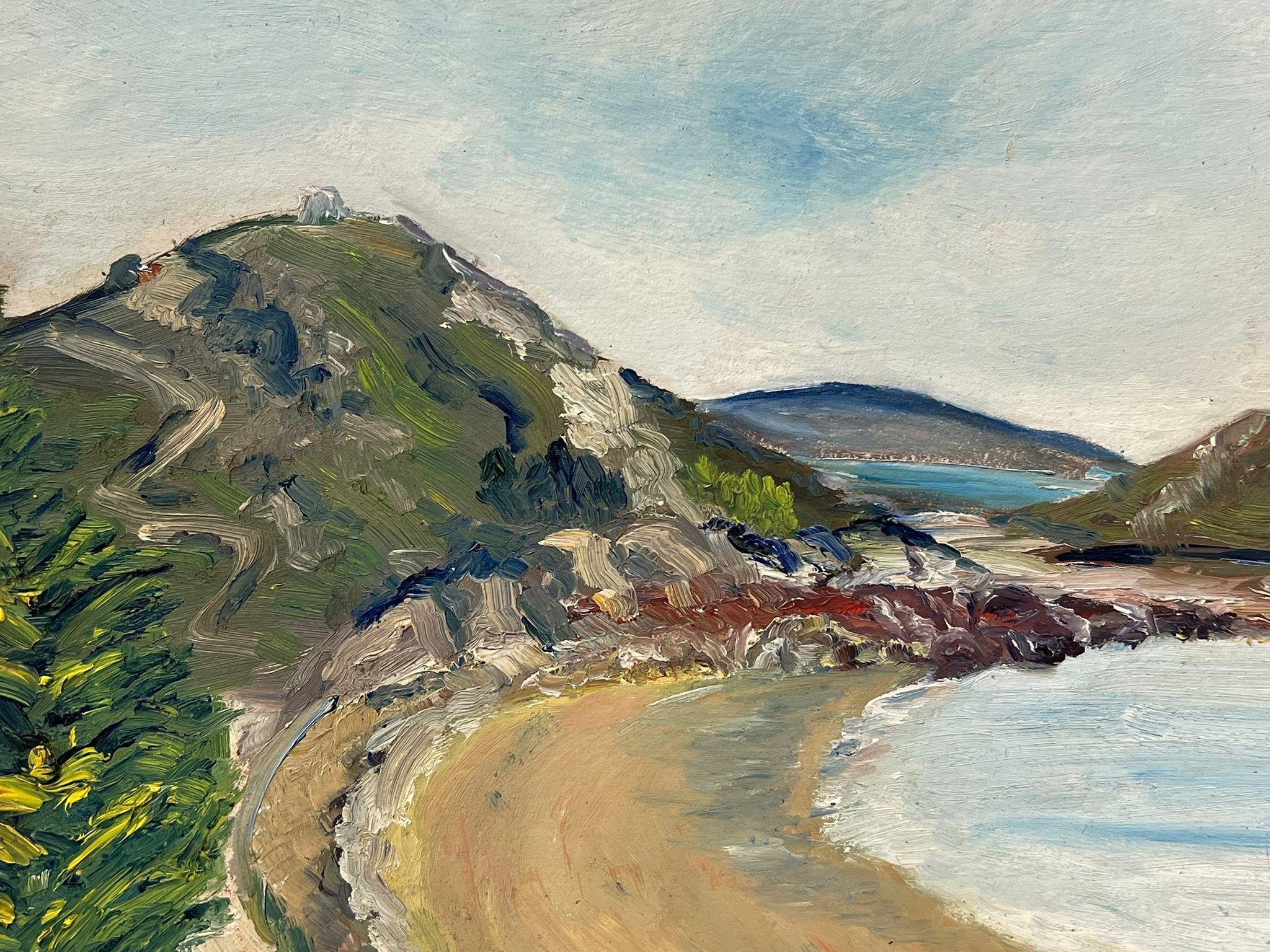 Curving Coastal Bay mit Felsen Cliffs Sandy Shoreline Schöne Meereslandschaft (Braun), Landscape Painting, von Simone Forge