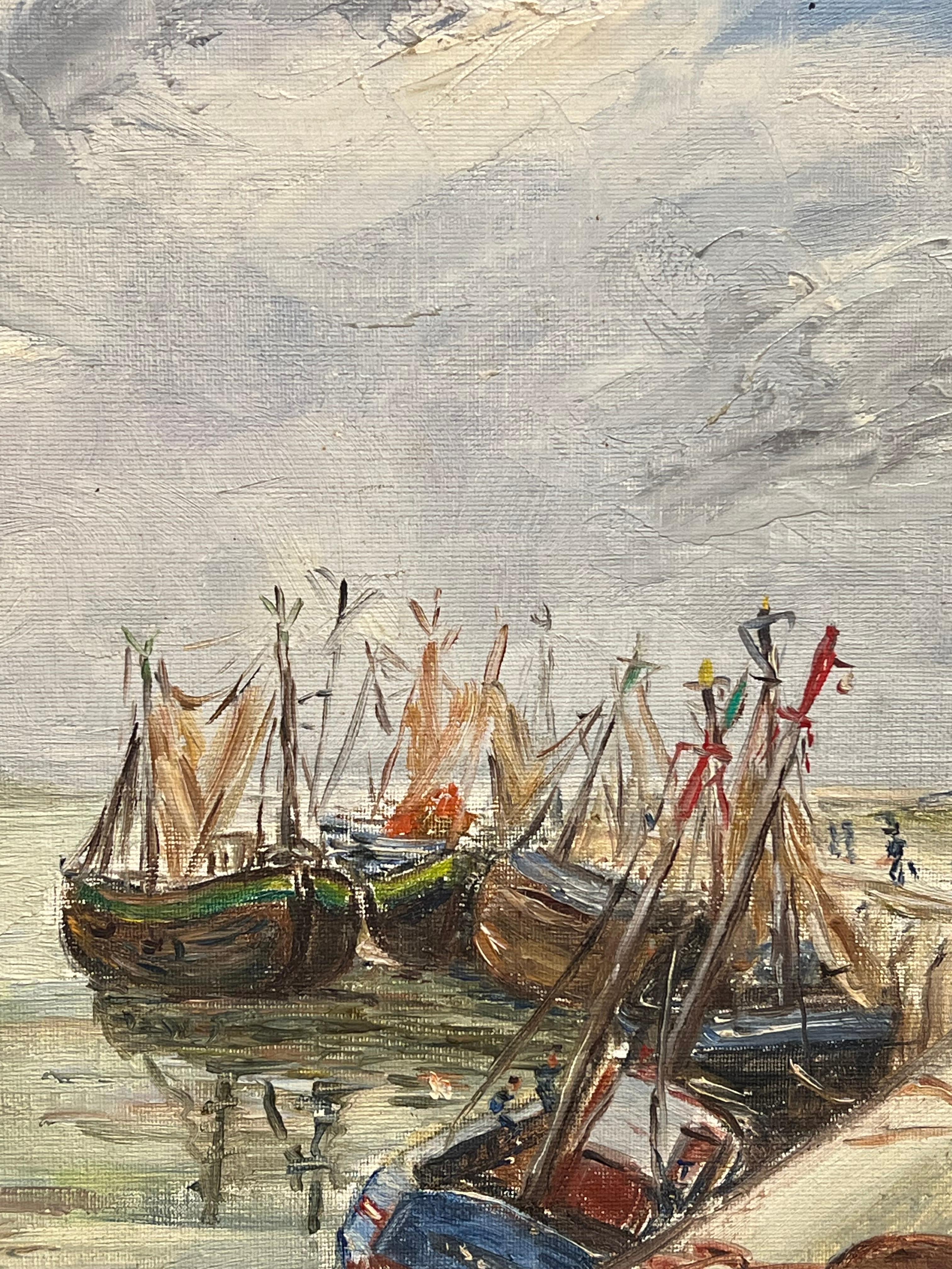 Des bateaux de pêche ancrés le long de la côte avec un paysage de port de Dinghy à voile rouge - Impressionnisme Painting par Simone Forge