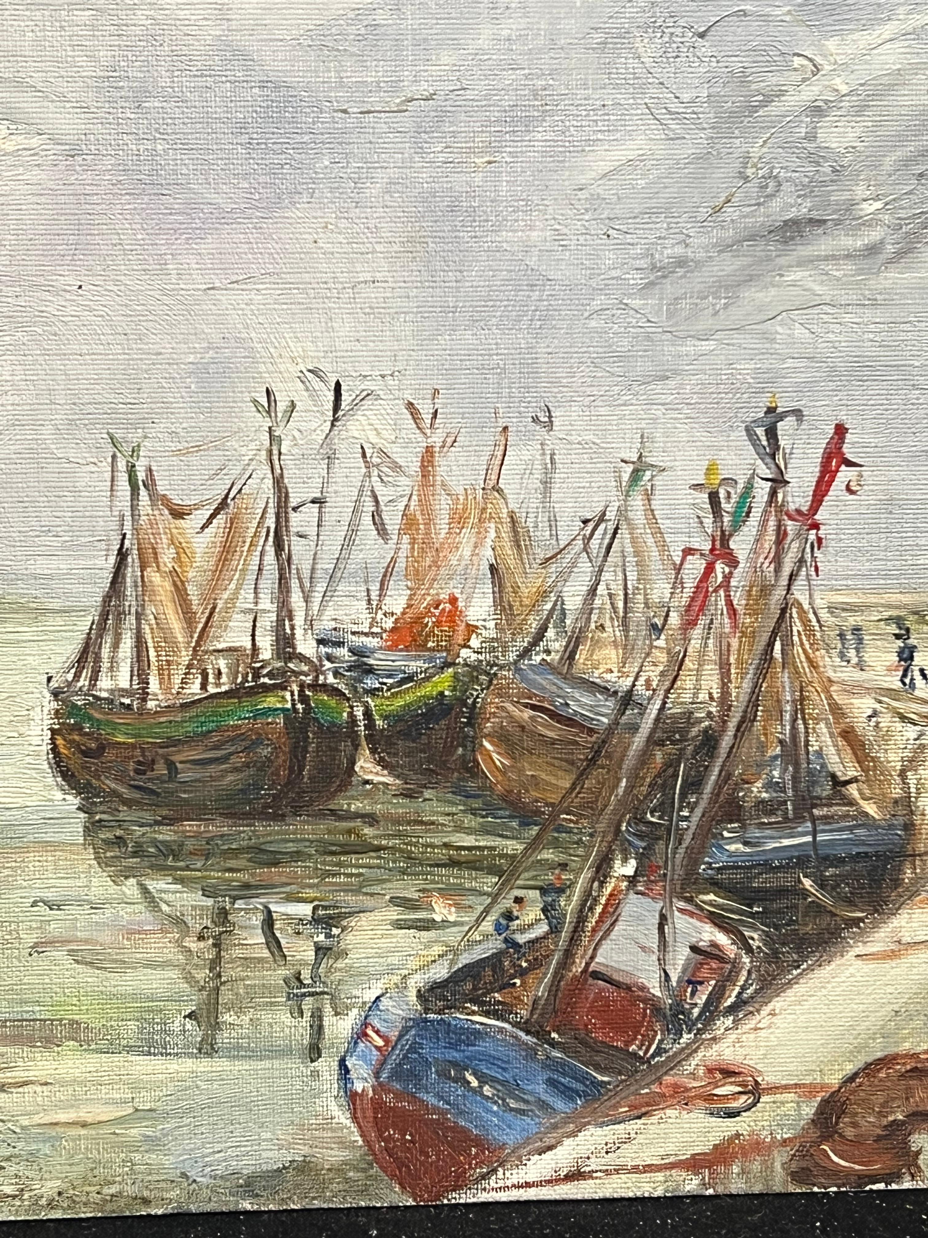 Des bateaux de pêche ancrés le long de la côte avec un paysage de port de Dinghy à voile rouge en vente 1