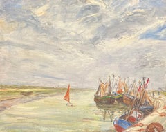 Des bateaux de pêche ancrés le long de la côte avec un paysage de port de Dinghy à voile rouge
