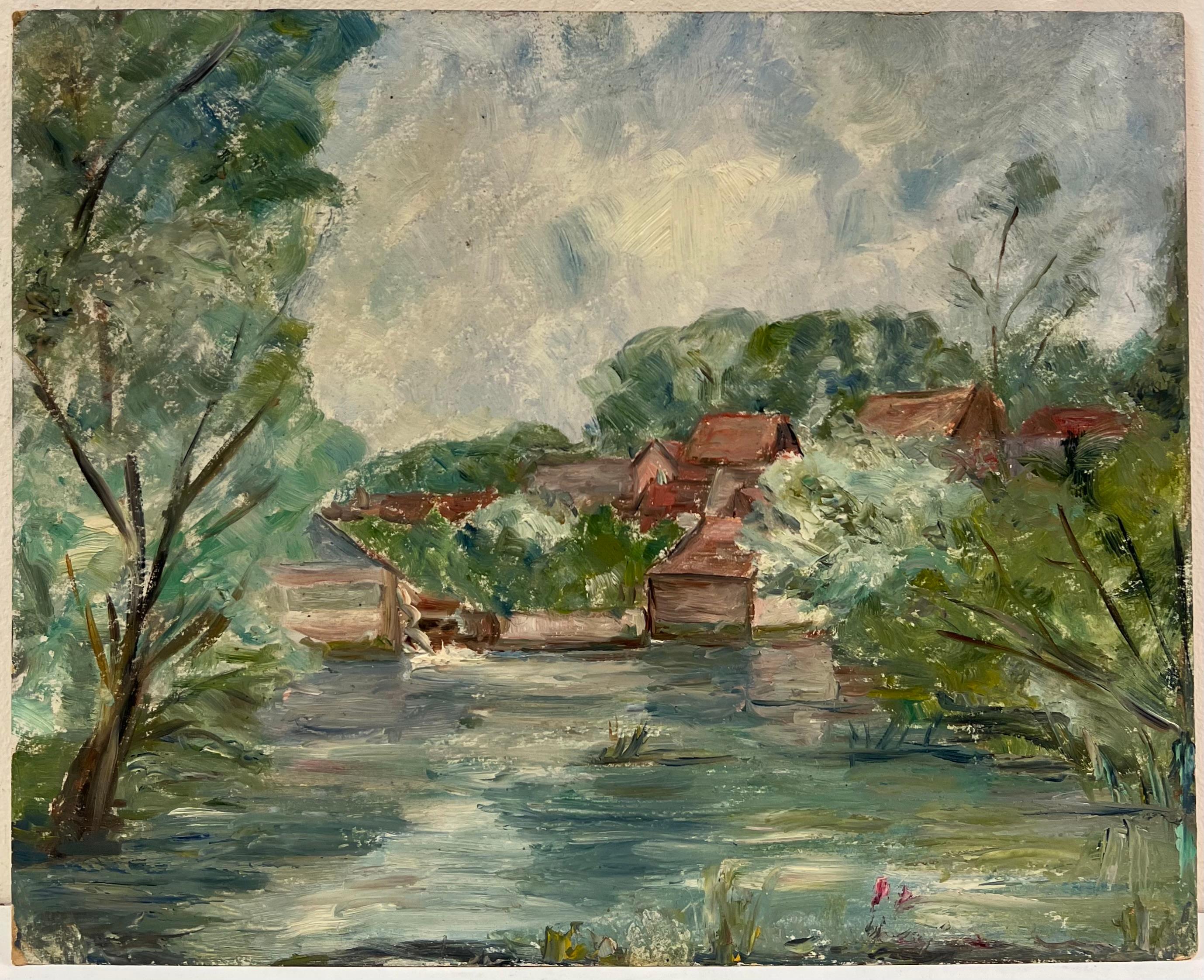 Französischer Impressionismus in einem Dorf am Fluss mit roten Dächern und grünem Laub – Painting von Simone Forge