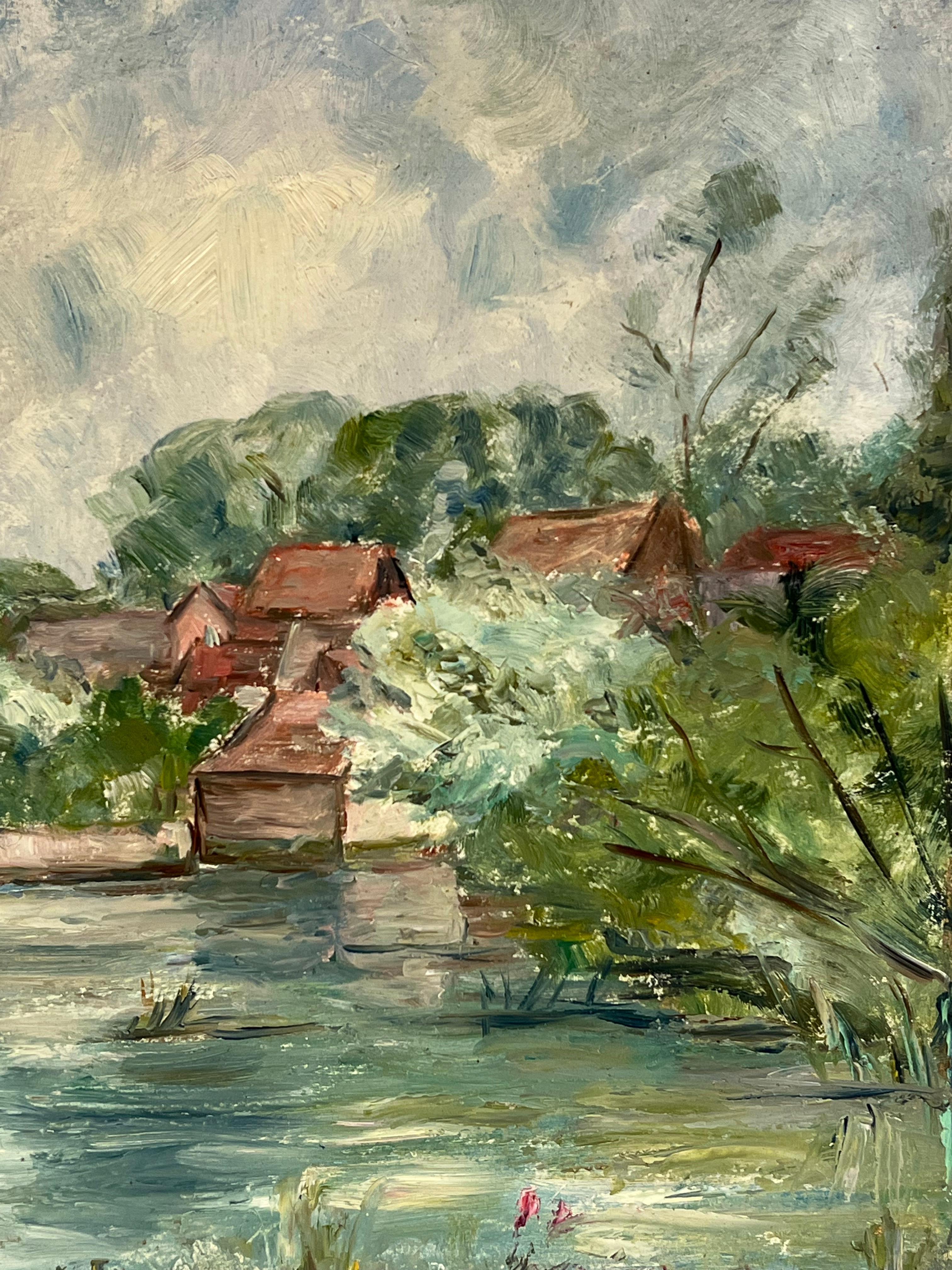 Französischer Impressionismus in einem Dorf am Fluss mit roten Dächern und grünem Laub (Grau), Landscape Painting, von Simone Forge