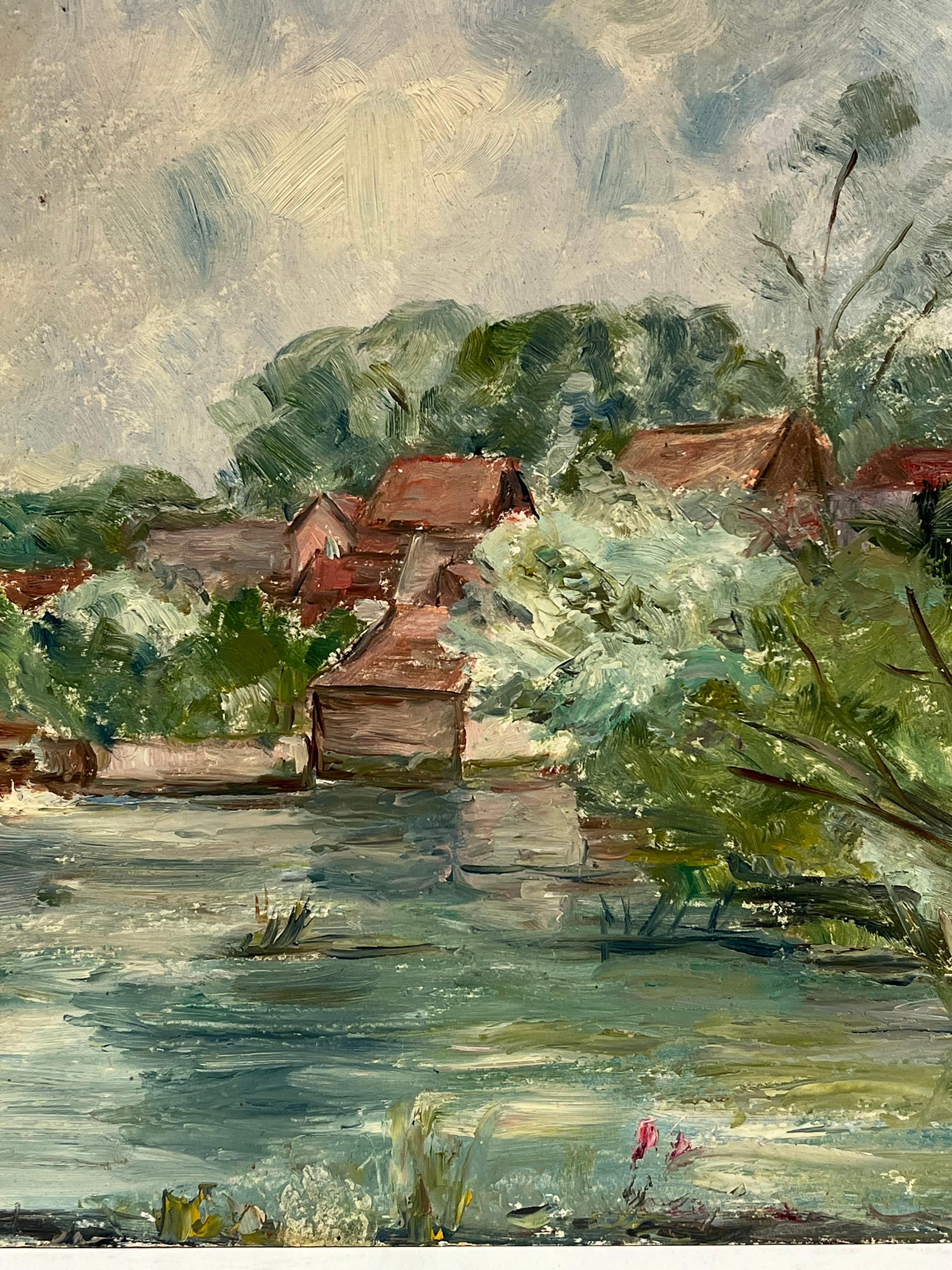 Französischer Impressionismus in einem Dorf am Fluss mit roten Dächern und grünem Laub im Angebot 1