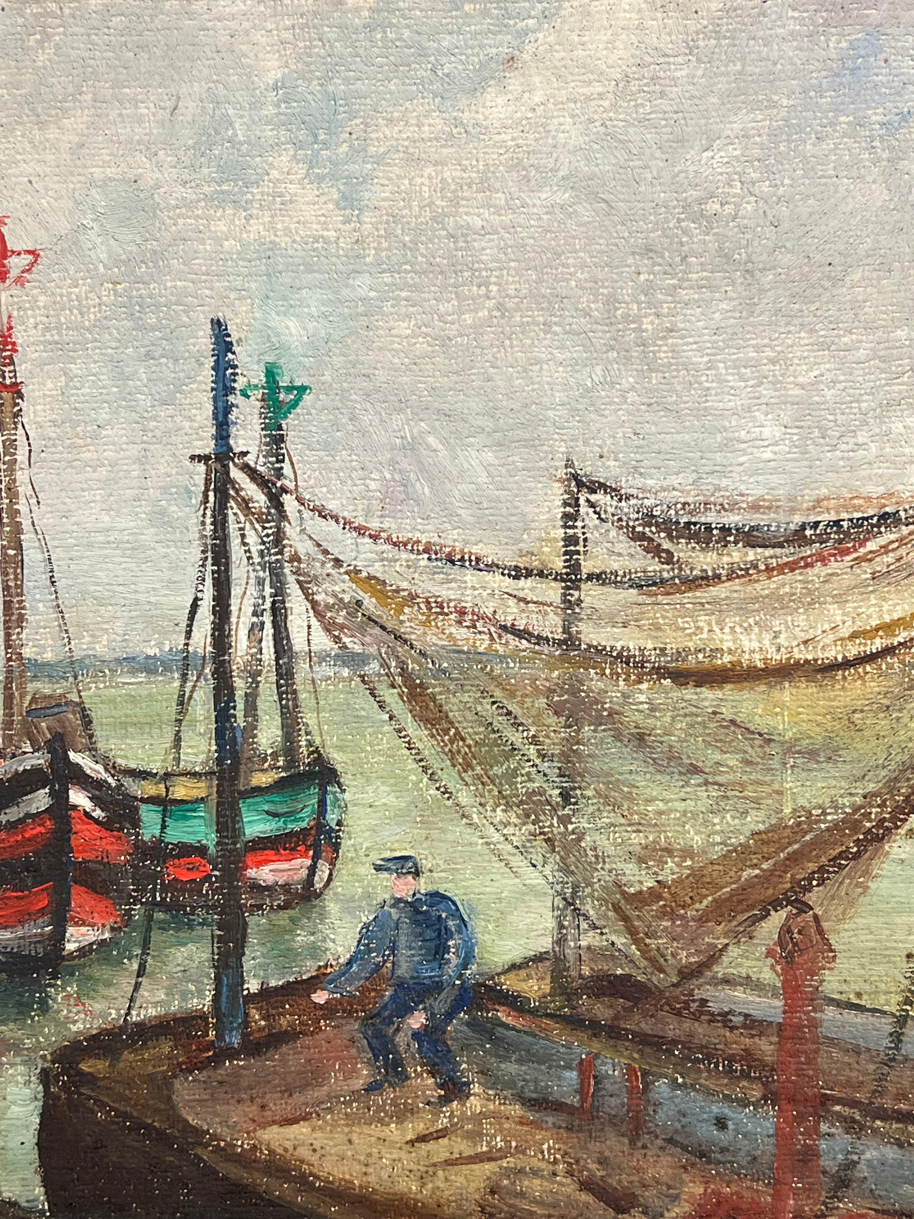 Hafenszene mit Fischern und bunten Booten Netze hochgezogen Port Étalpes Frankreich (Beige), Landscape Painting, von Simone Forge