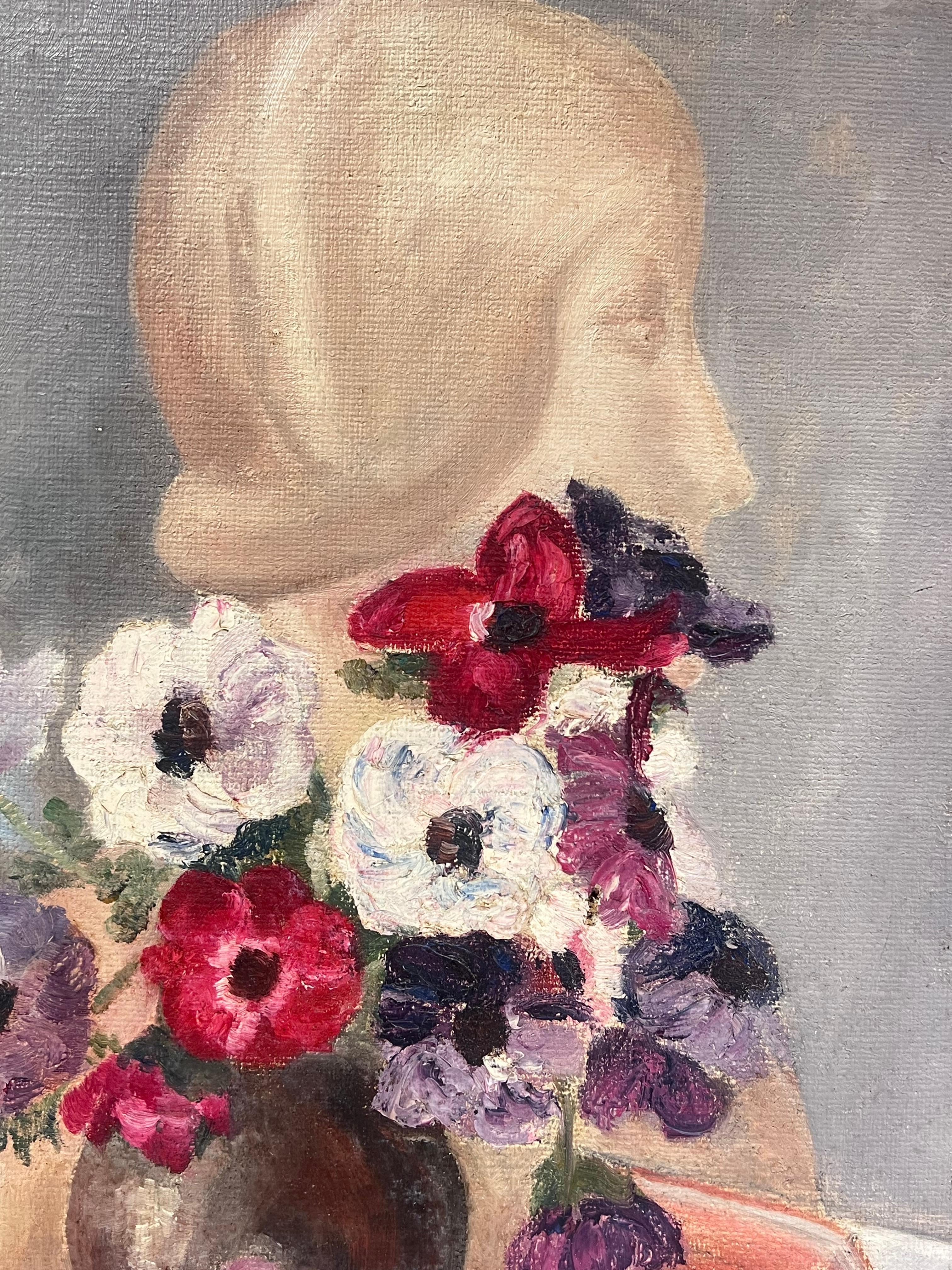Stillleben mit Büste-Skulptur, lebhafte Anemone-Blumen und gefaltetes Buch (Impressionismus), Painting, von Simone Forge