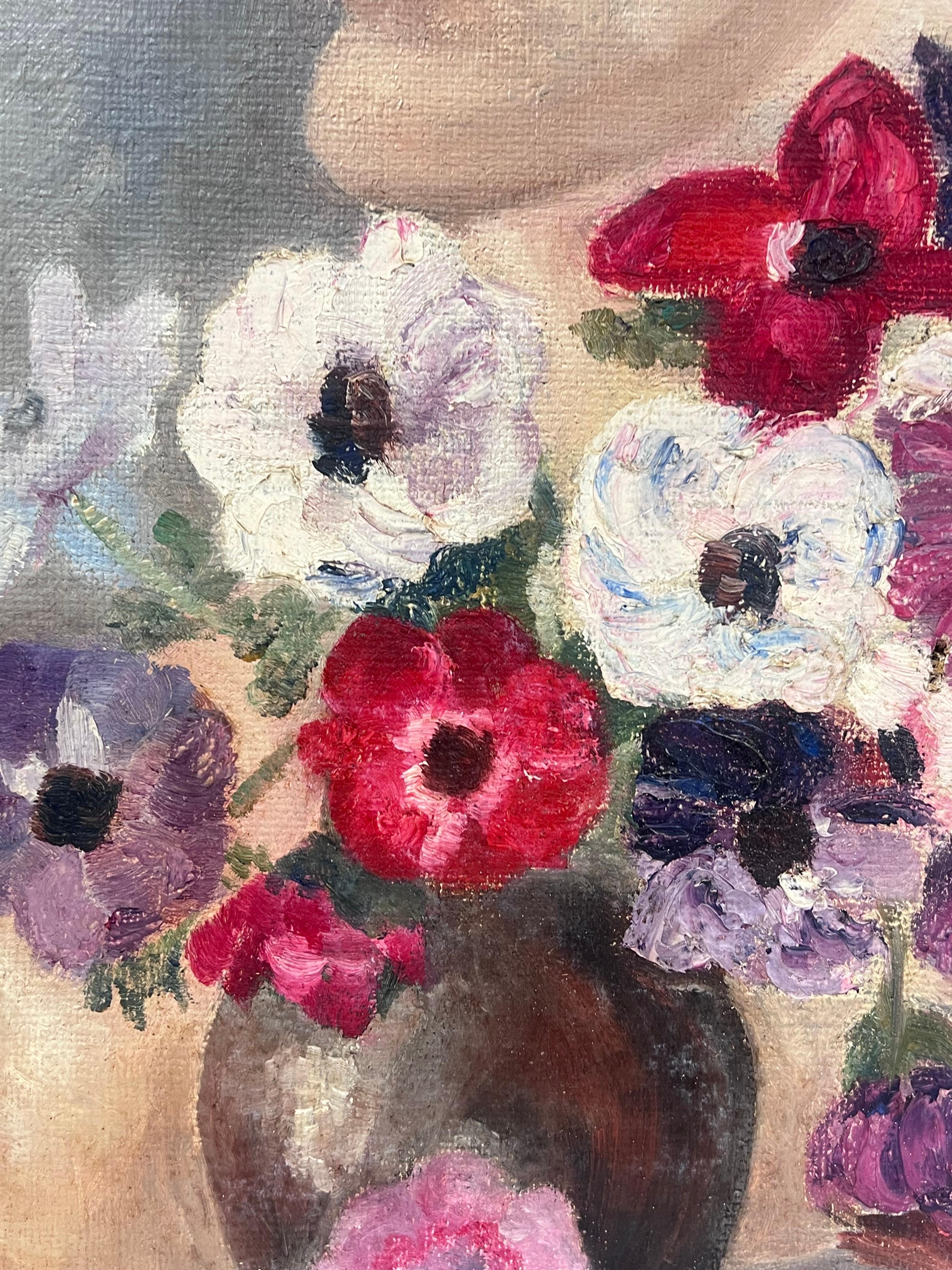 Stillleben mit Büste-Skulptur, lebhafte Anemone-Blumen und gefaltetes Buch (Braun), Still-Life Painting, von Simone Forge
