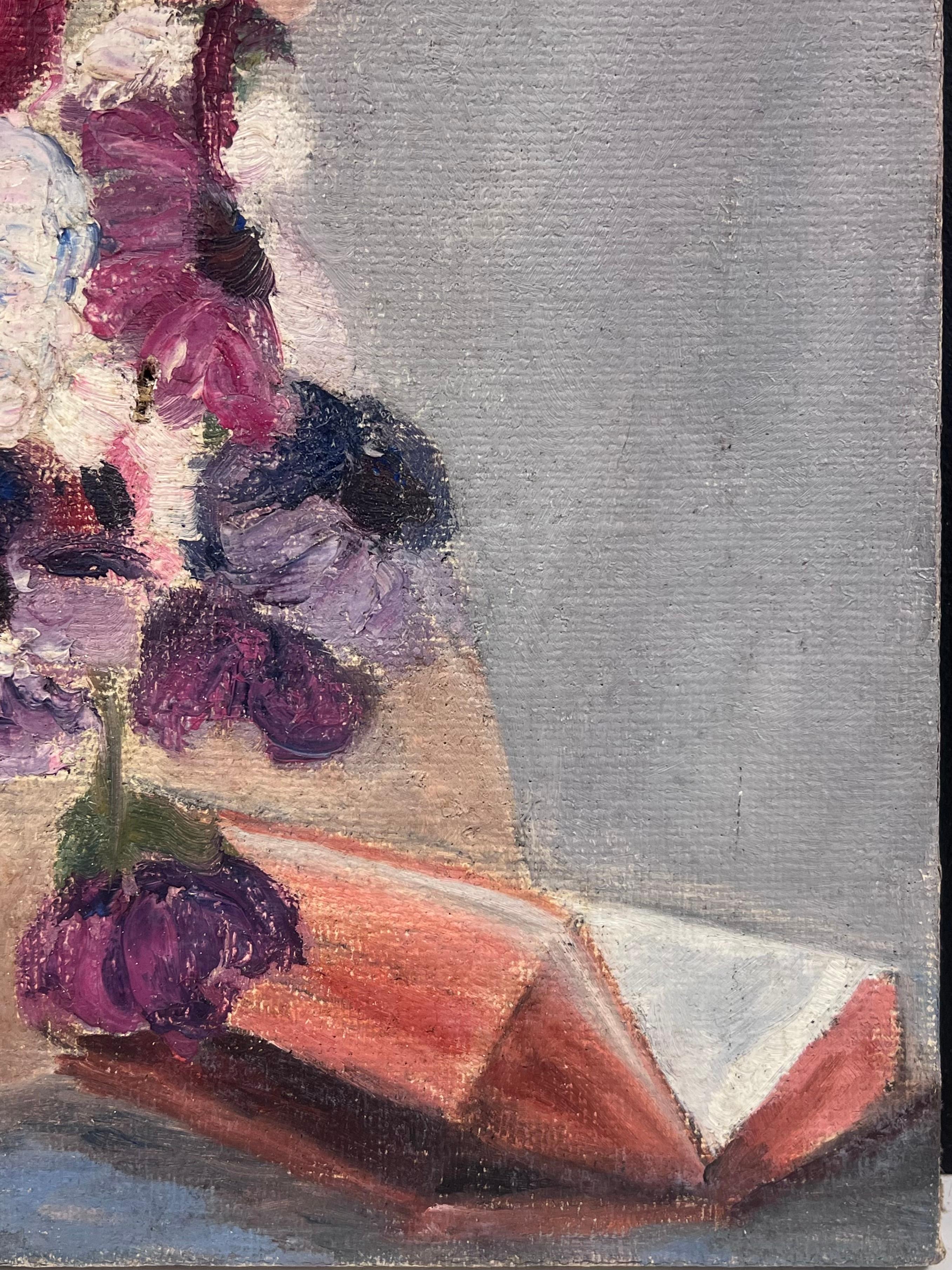 Stillleben mit Büste-Skulptur, lebhafte Anemone-Blumen und gefaltetes Buch im Angebot 1