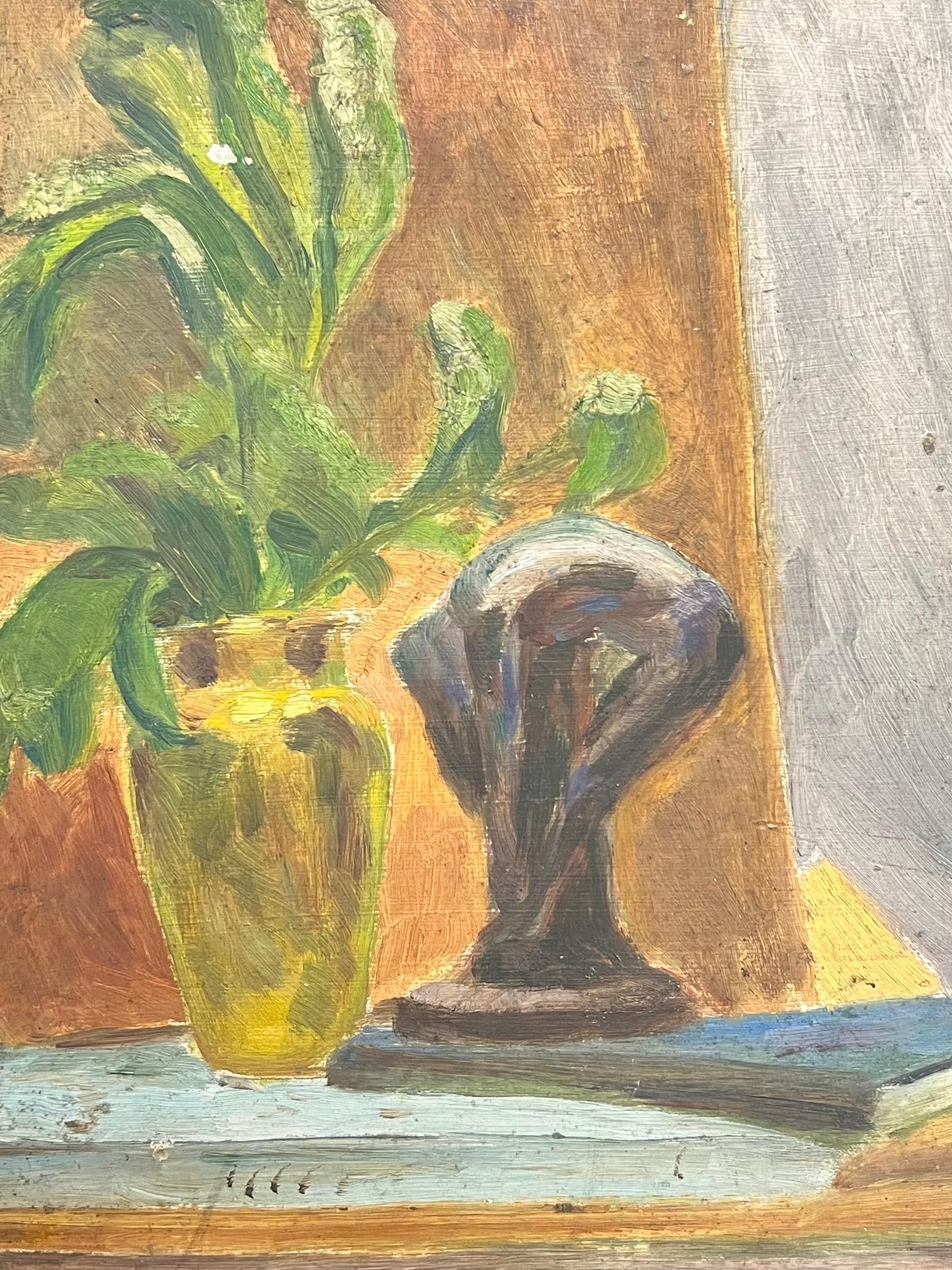 Sculpture de vase en verre jaune avec feuillage vert vif sur table - Painting de Simone Forge