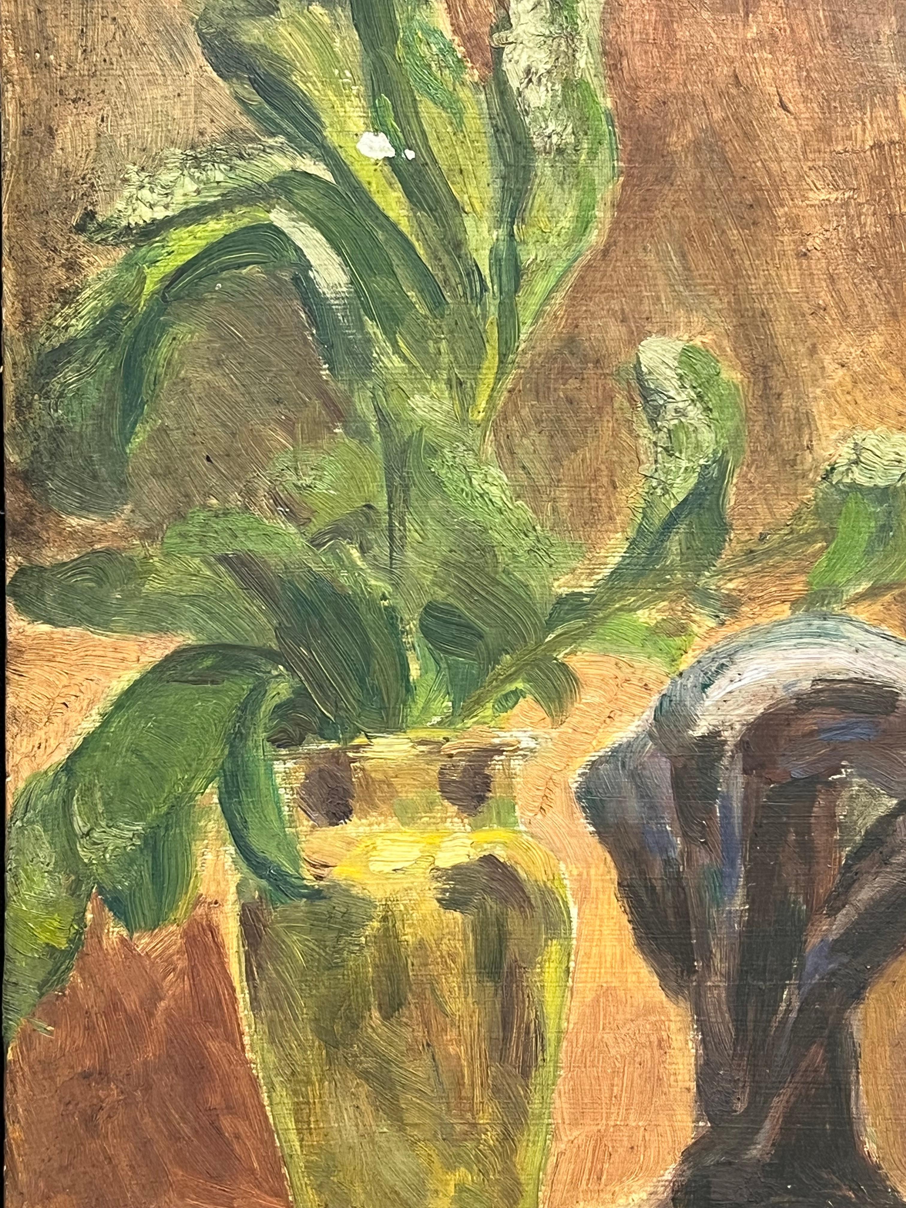 Sculpture de vase en verre jaune avec feuillage vert vif sur table - Marron Interior Painting par Simone Forge