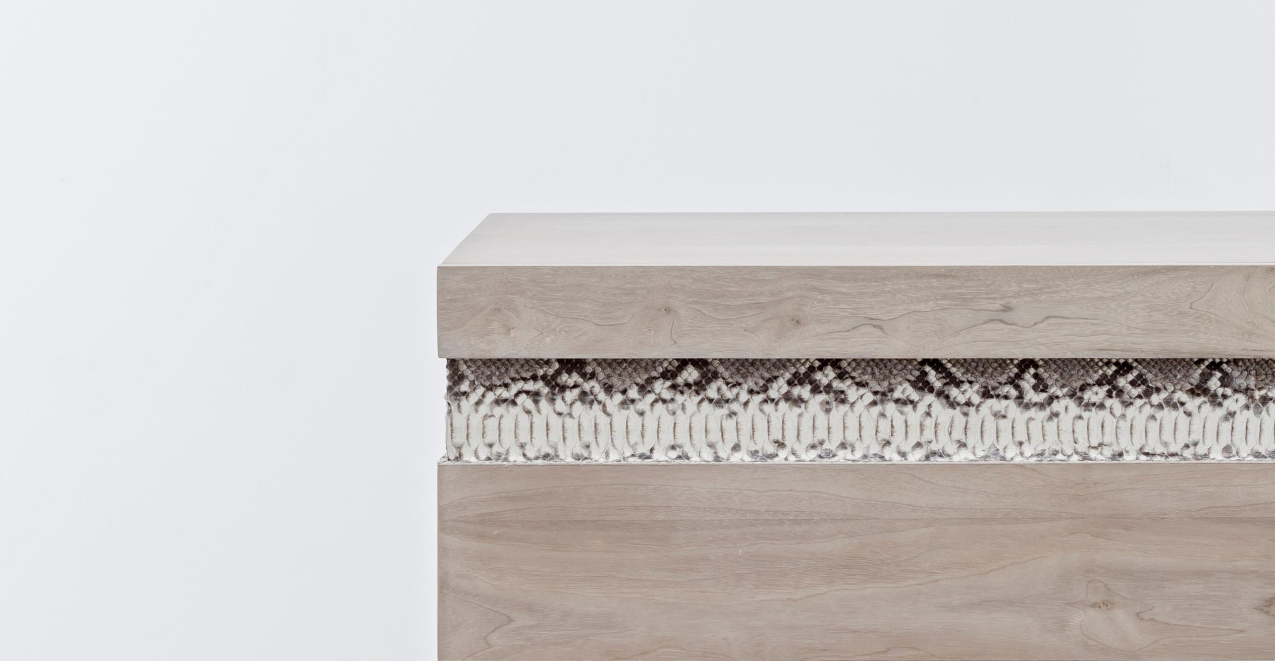 Moderne SIMONE NIGHTSTAND - Table d'appoint en chêne blanc blanchi avec peau de serpent authentique en vente