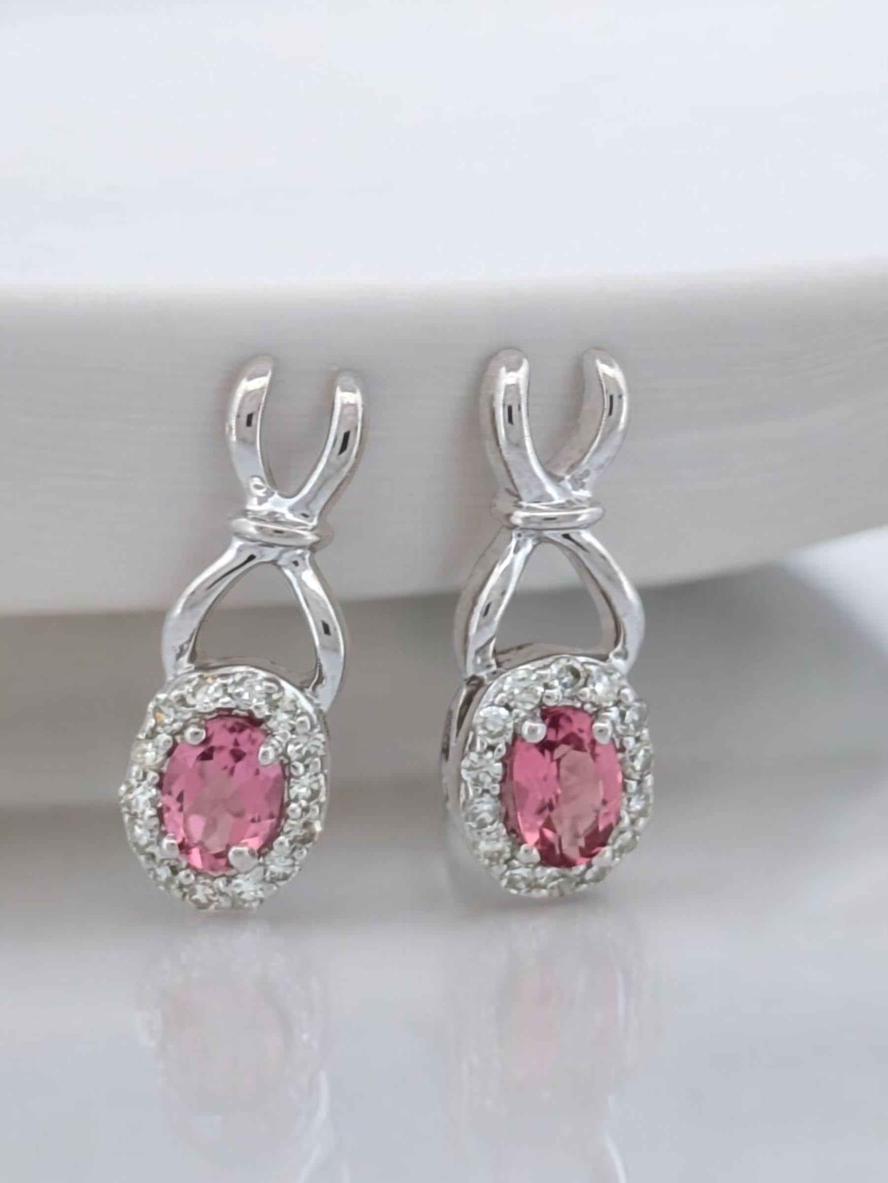 Les boucles d'oreilles Simone sont une touche de couleur douce et sophistiquée, avec des pierres précieuses tourmaline rose naturelle de 0,35 ct serties dans de l'or blanc poli 10K, accentuées par des diamants naturels de 0,11 ctw. Ces élégants