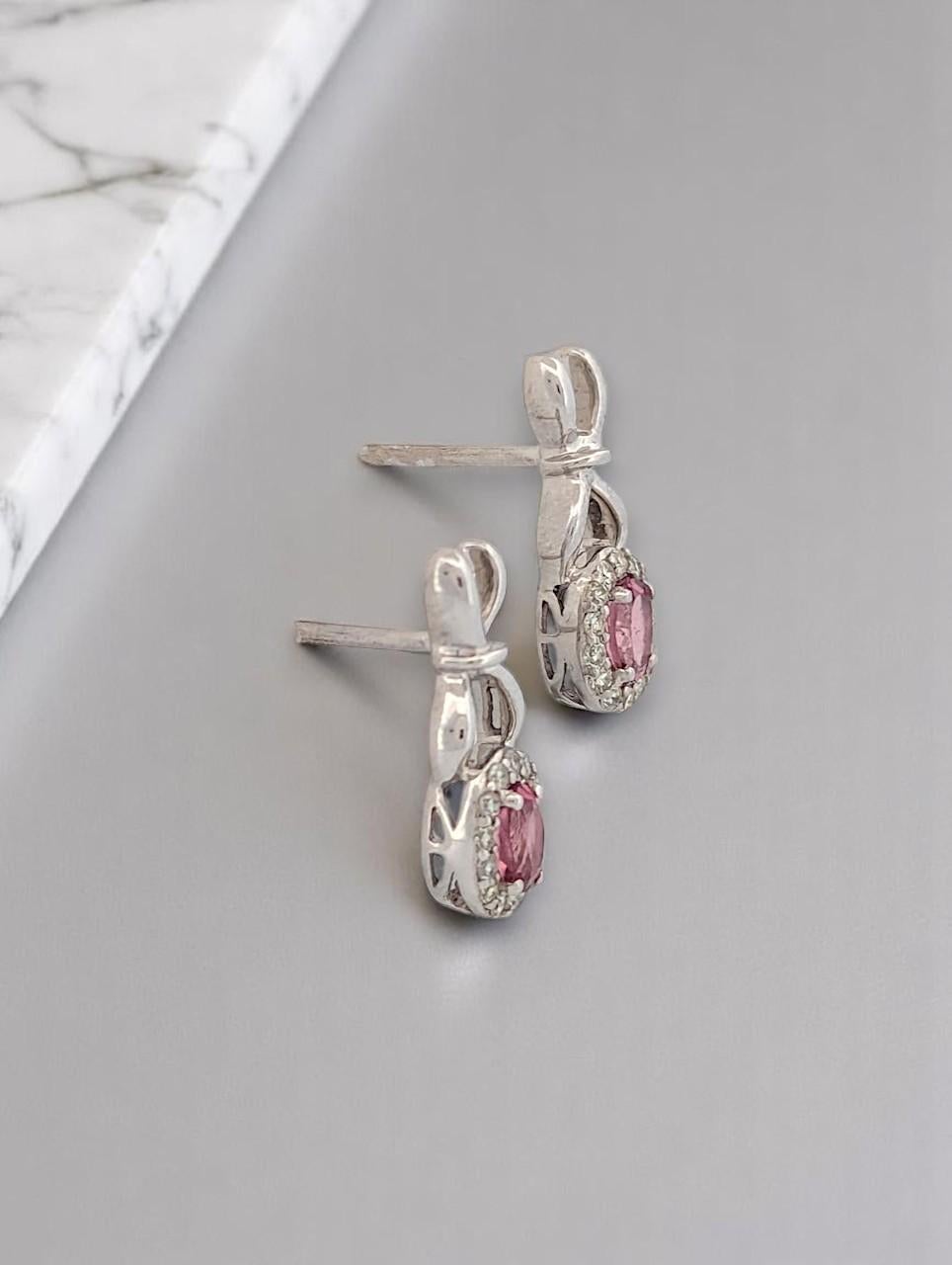 Taille ovale Simone Boucles d'oreilles en or blanc 10 carats avec tourmaline rose naturelle en vente