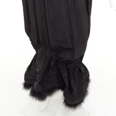 Jupe midi SIMONE ROCHA en taffetas « paperbag » noir, effet cloqué, à volants, ornée de plumes de dinde, taille UK6
