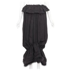 Jupe midi SIMONE ROCHA en taffetas « paperbag » noir, effet cloqué, à volants, ornée de plumes de dinde, taille UK6