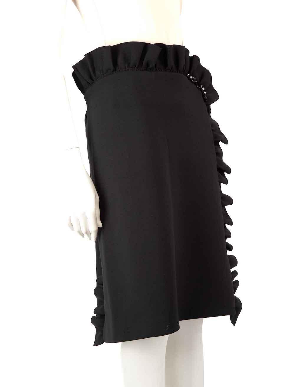 L'ÉTAT est très bon. L'usure de la jupe est à peine visible. Cependant, en raison d'un mauvais stockage, il y a de petites rayures sur l'embellissement de cet article de revente de créateur Simone Rochas d'occasion.
 
 
 
 Détails
 
 
 Noir
 
