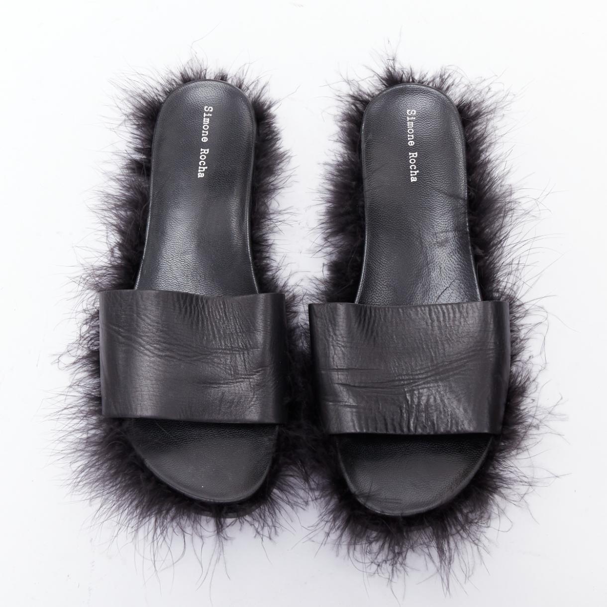 SIMONE ROCHA cuir noir garni de plumes diapositives plates mules EU38
Référence : ECLO/A00079
Marque : Simone Rochas
MATERIAL : Cuir, plume
Couleur : Noir
Motif : Solide
Fermeture : Slip On
Doublure : Cuir noir
Détails supplémentaires : Semelles