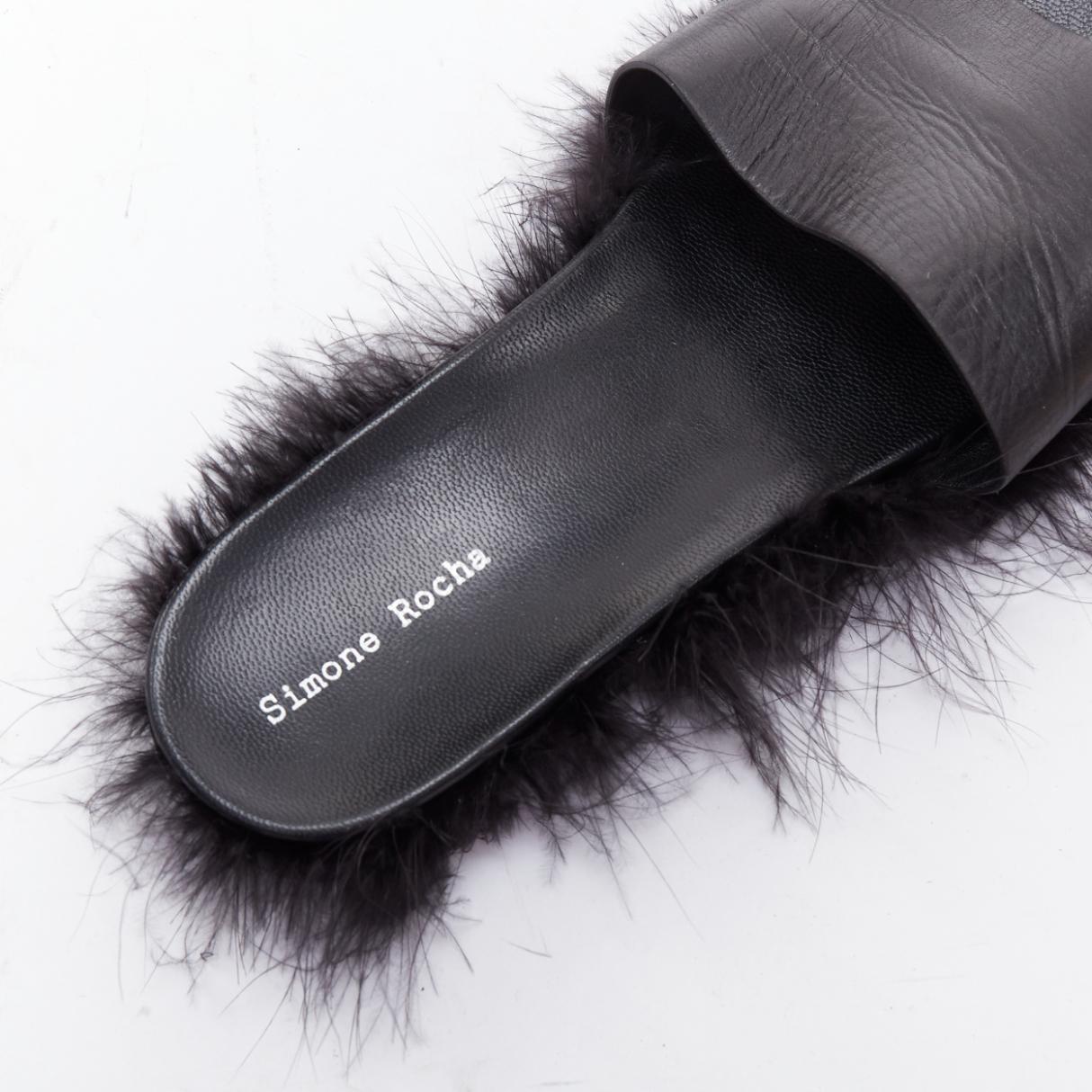 SIMONE ROCHA cuir noir garni de plumes diapositives plates mules EU38 en vente 3