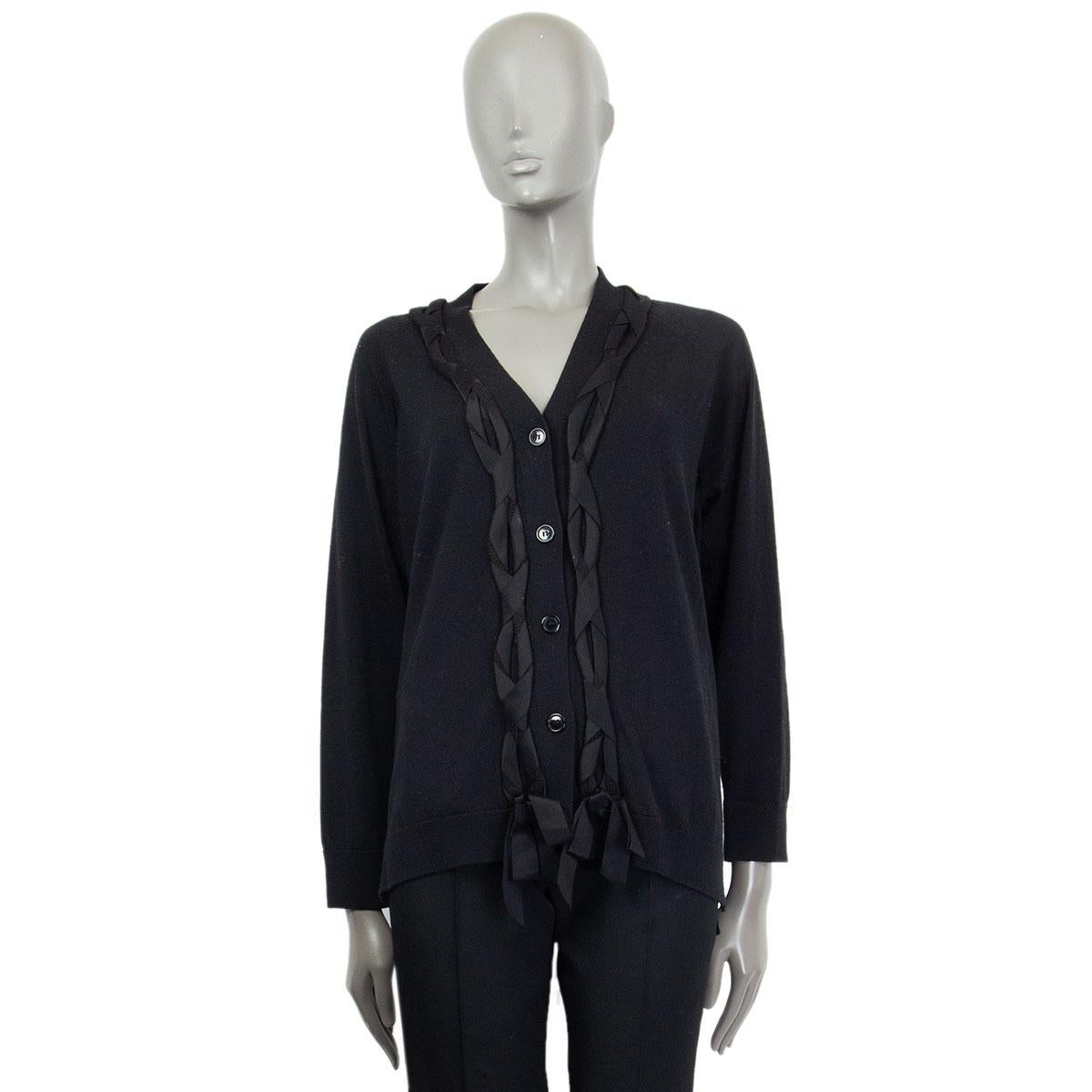 Simone Rocha cardigan in black merino (60%) silk (30%)  cashmere (10%) with a woven detail along the button fastening, ribbed cuffs and hemline. Unlined. Closes with buttons in the front. Has been worn and is in excellent condition.

Tag Size L
Size