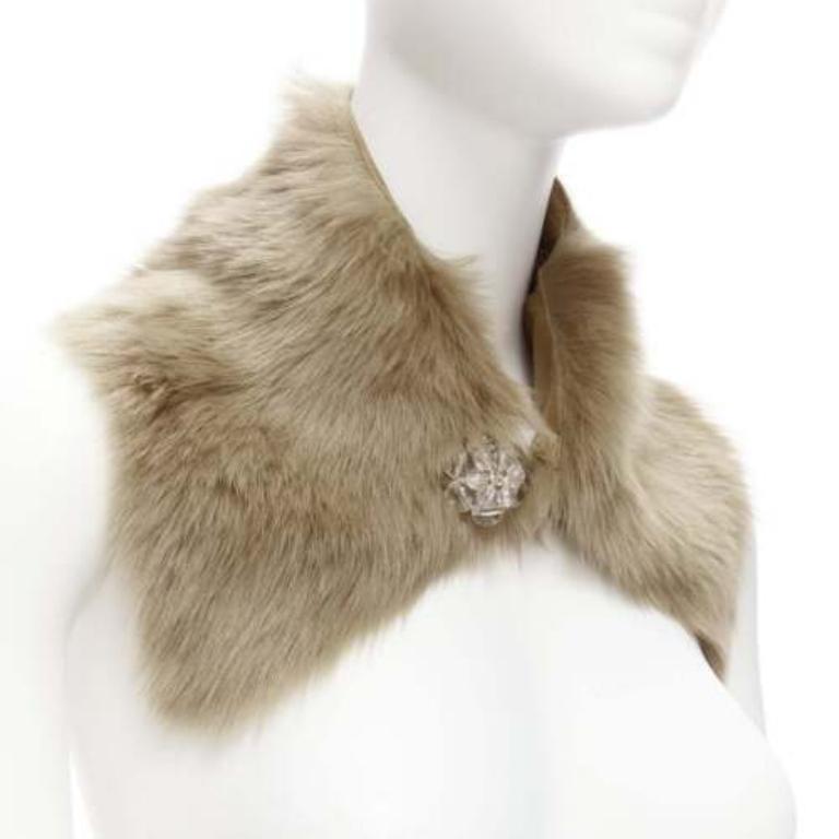 SIMONE ROCHA brown genuine fur leather clear bead embellished collar
Reference: SNKO/A00352
Brand: Simone Rocha
Material: Fur, Plastic
Color: Brown, Clear
Pattern: Solid
Closure: Button
Lining: Brown Leather
Extra Details: Clear bead embellished